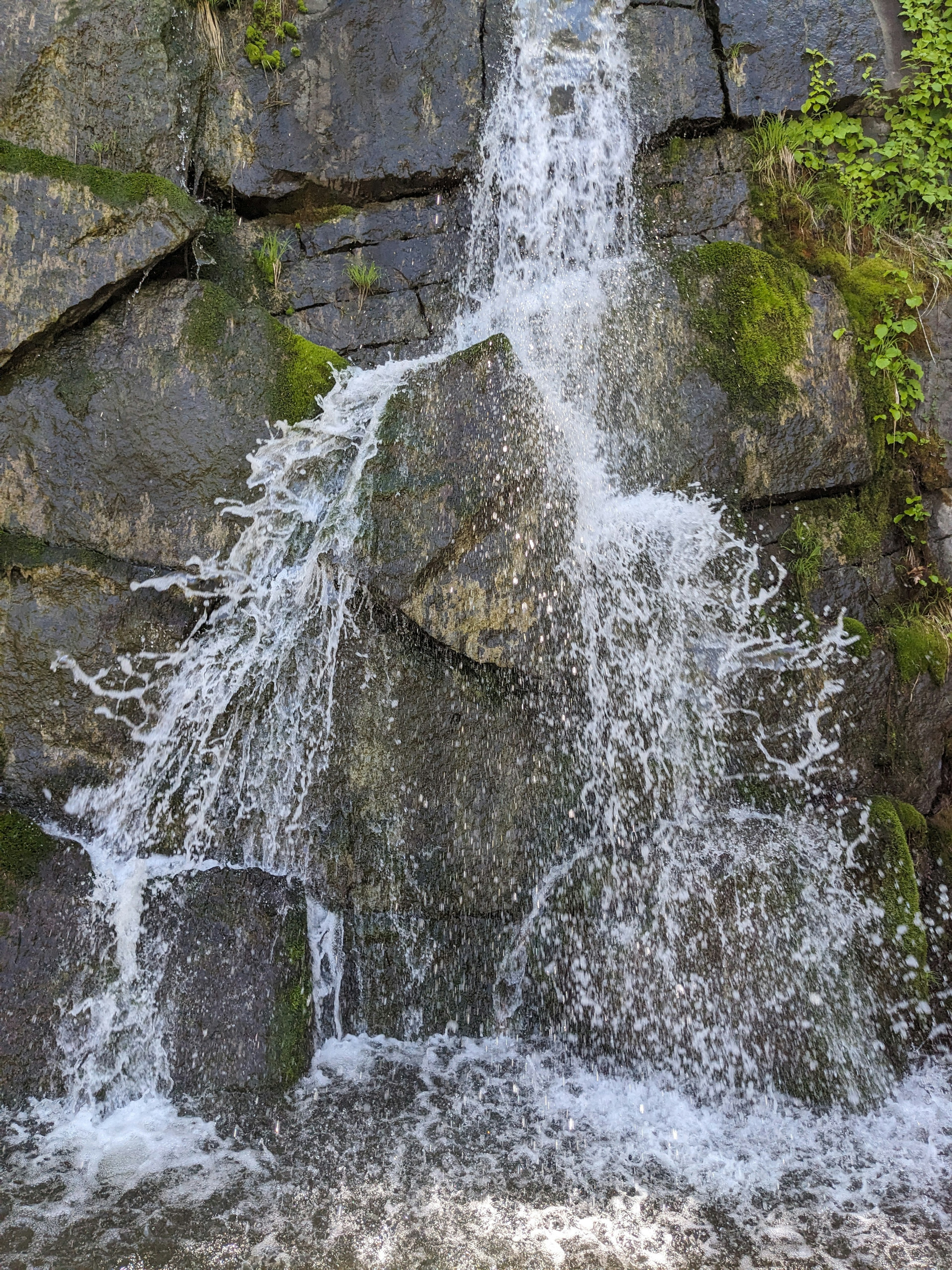 Acqua che scorre su rocce in una bella cascata