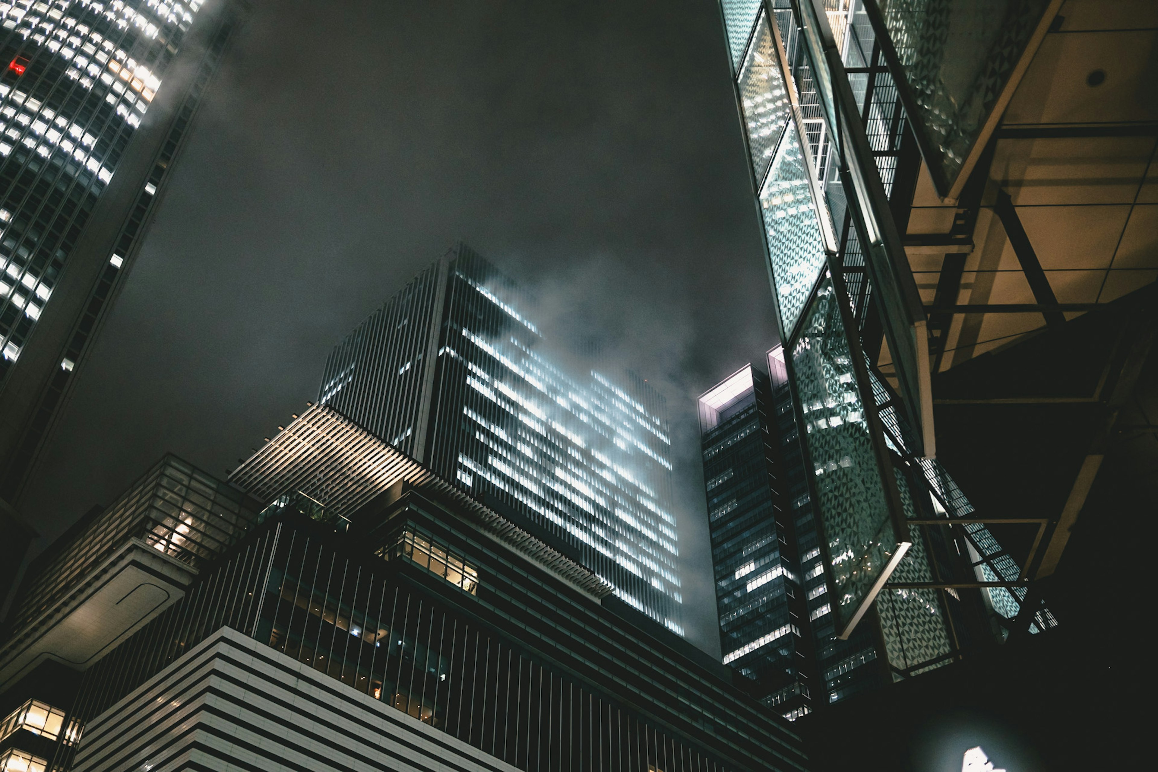 Paesaggio urbano notturno con grattacieli e nebbia, architettura moderna