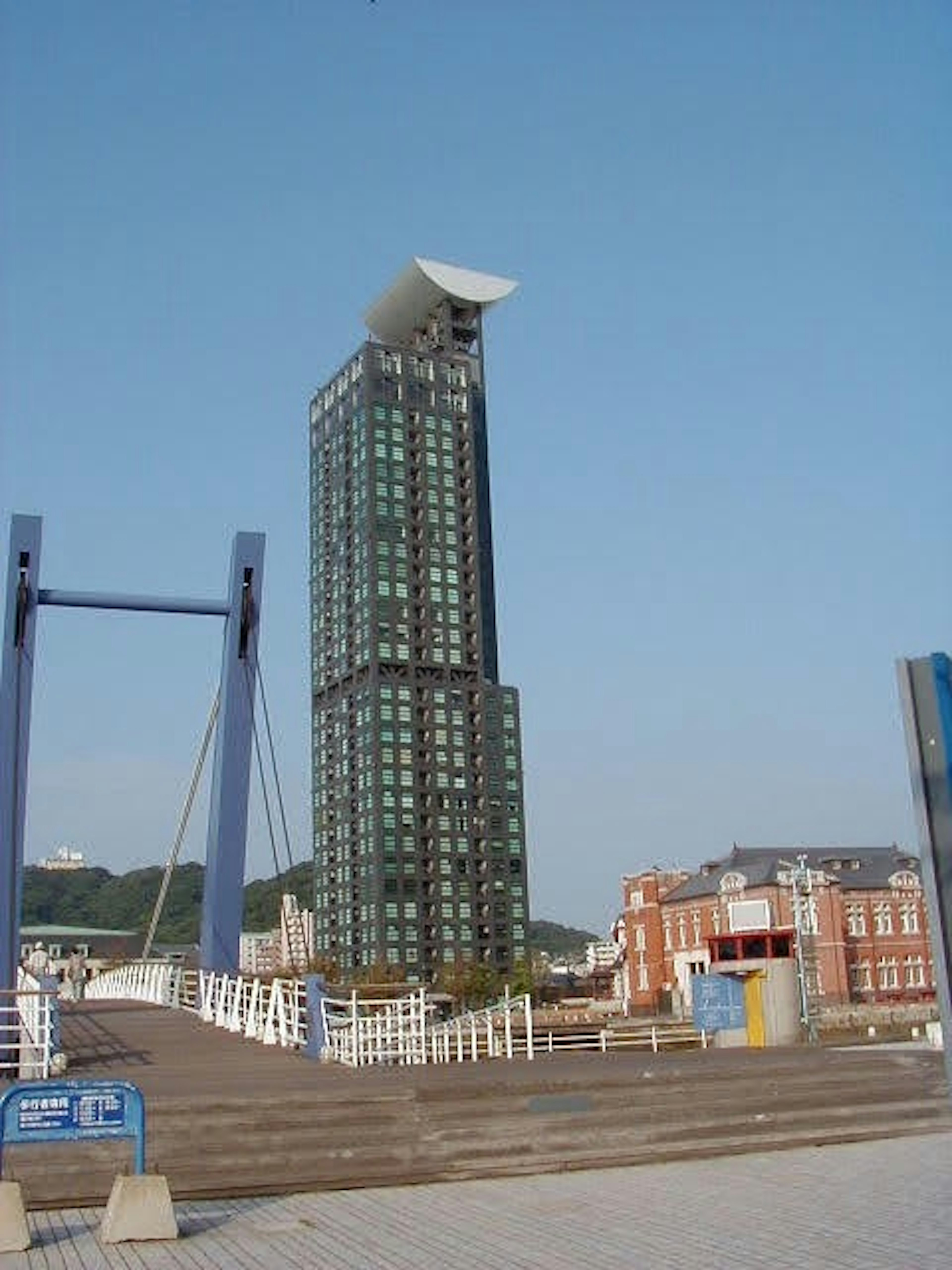 Aussicht auf ein hohes Gebäude und eine Brücke