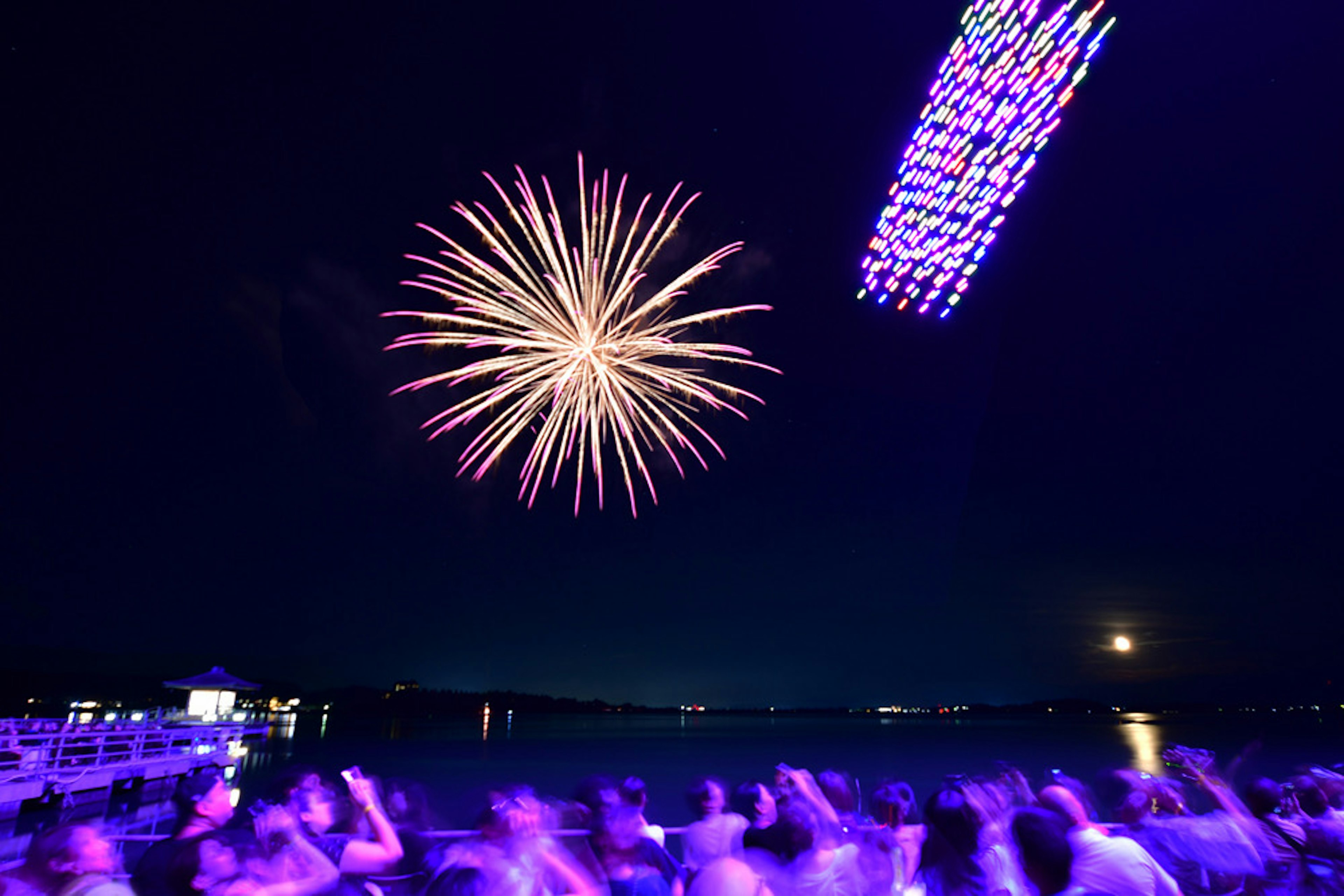 Scène de feux d'artifice dans le ciel nocturne avec des spectateurs acclamant