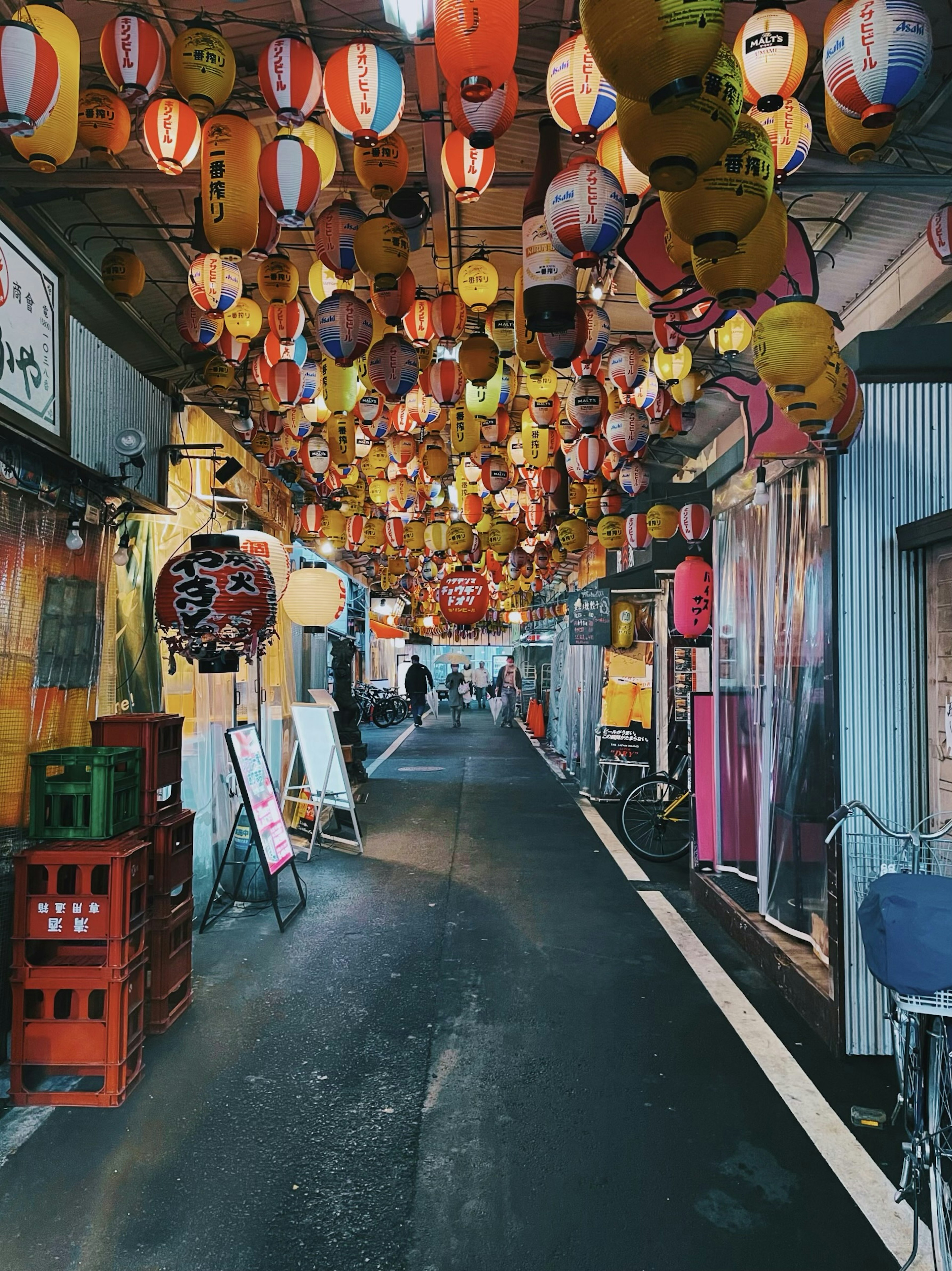 提灯が吊るされた狭い路地の風景