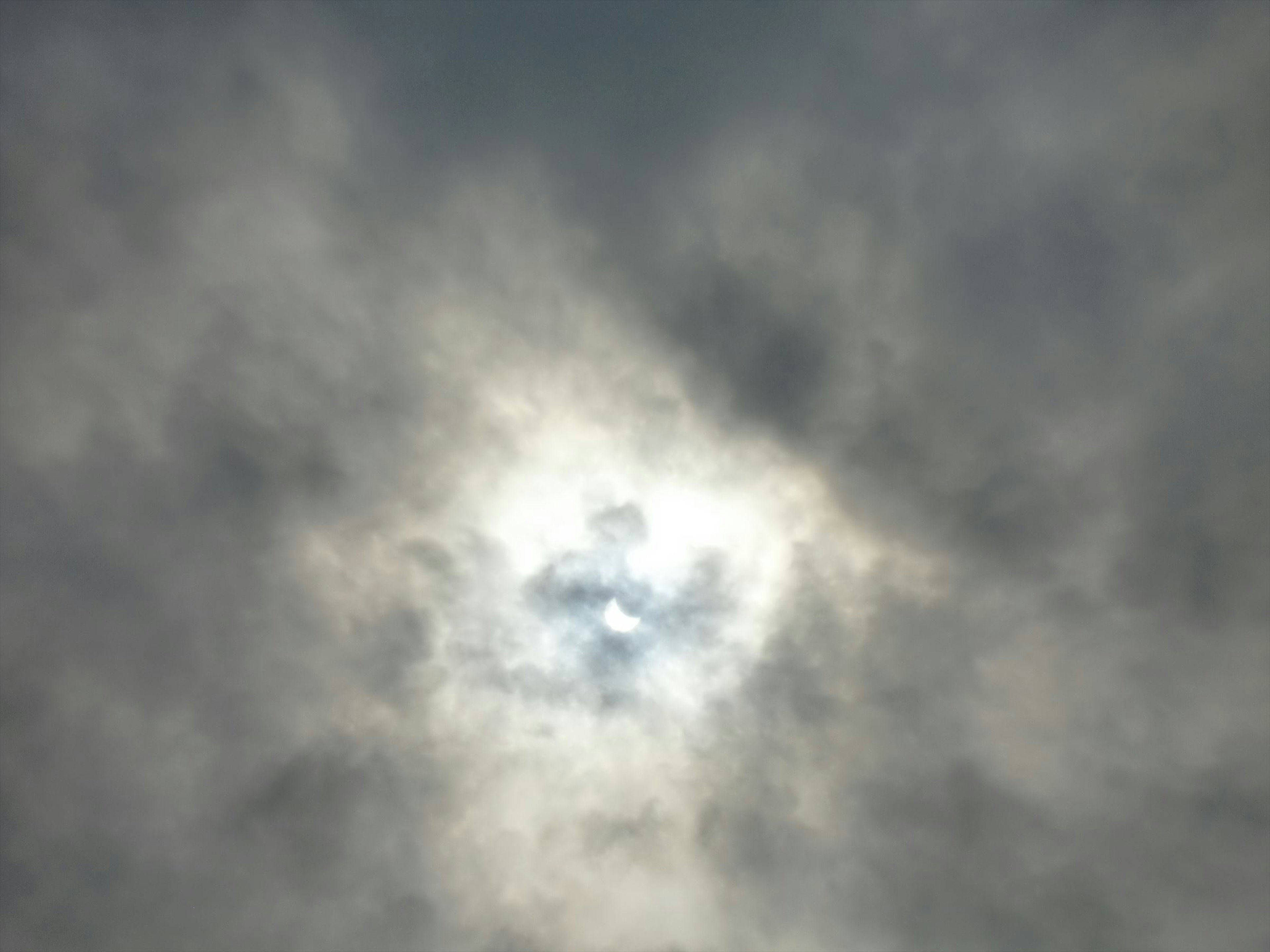 Sonnenlicht, das durch den bewölkten Himmel bricht