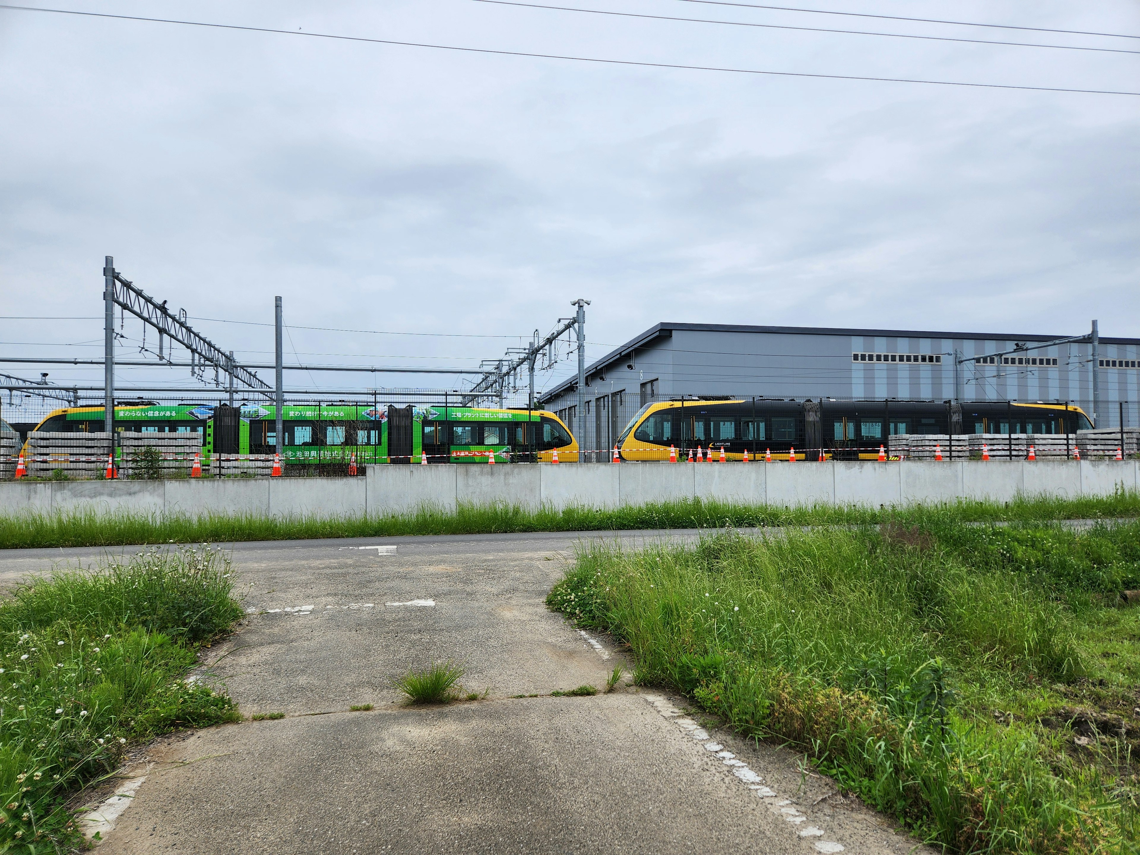 Treno verde e giallo esposto in un contesto ferroviario