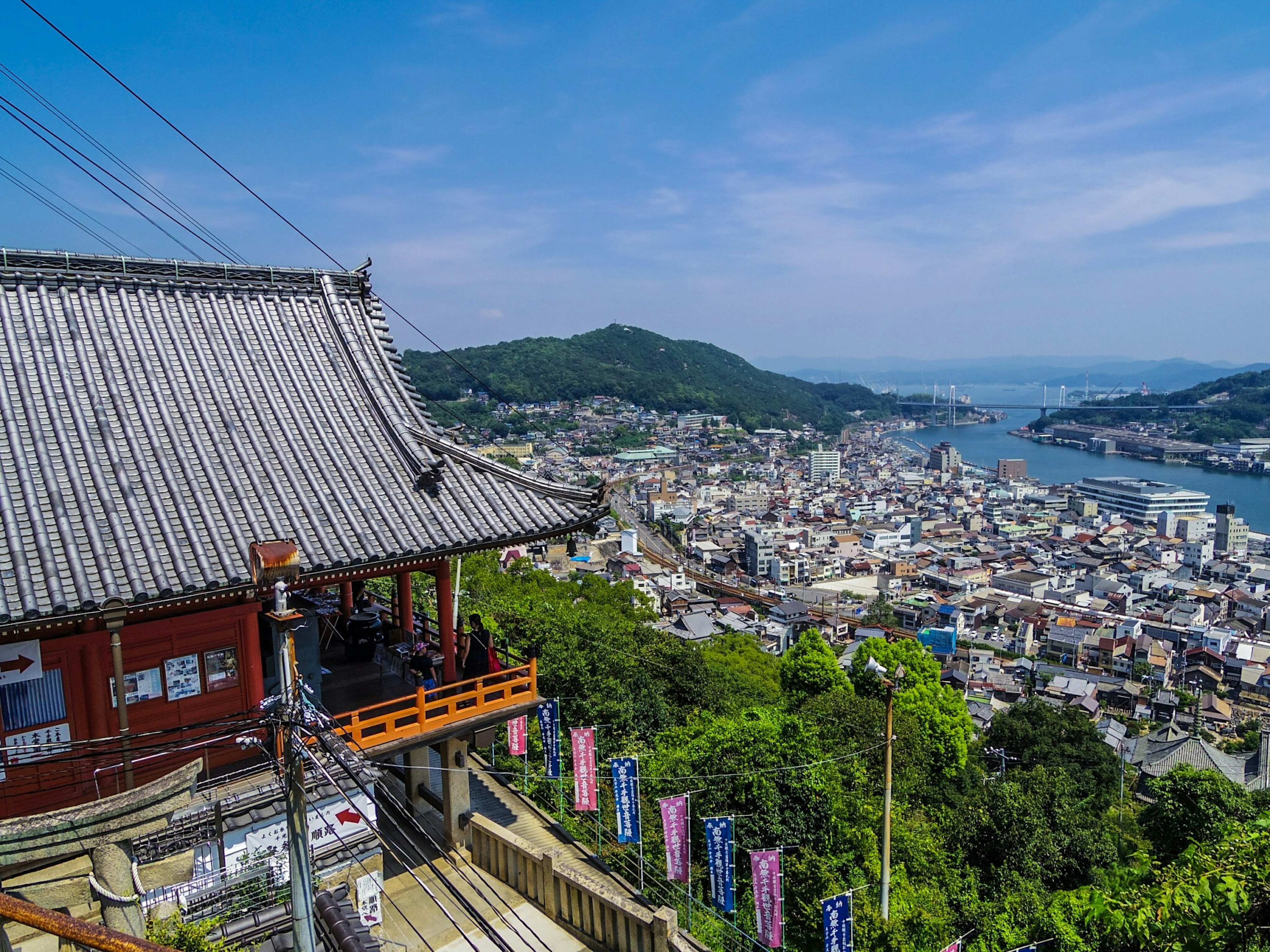 山の上から見た風景と寺の屋根