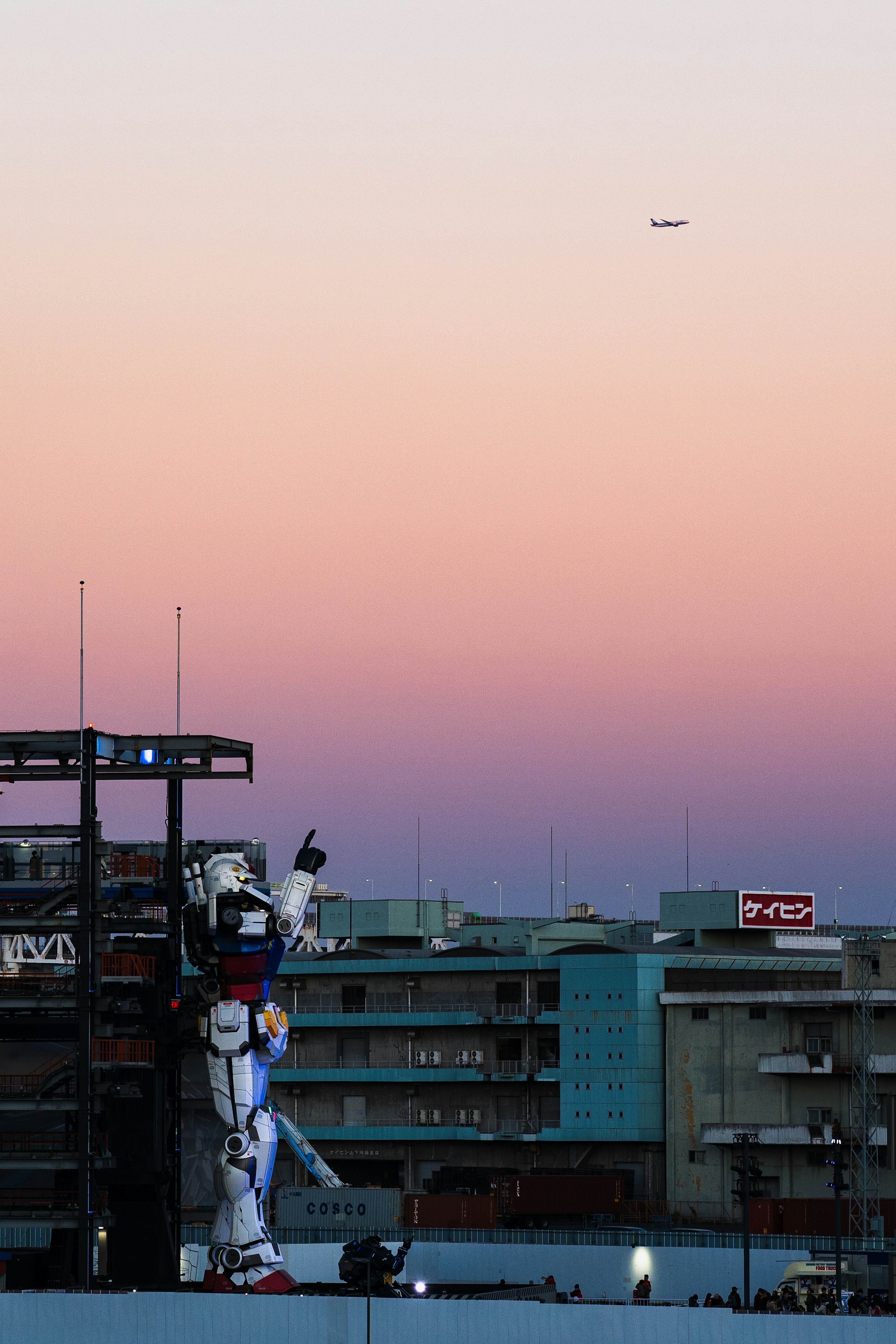 Riesenroboterstatue vor einem Sonnenuntergangshimmel