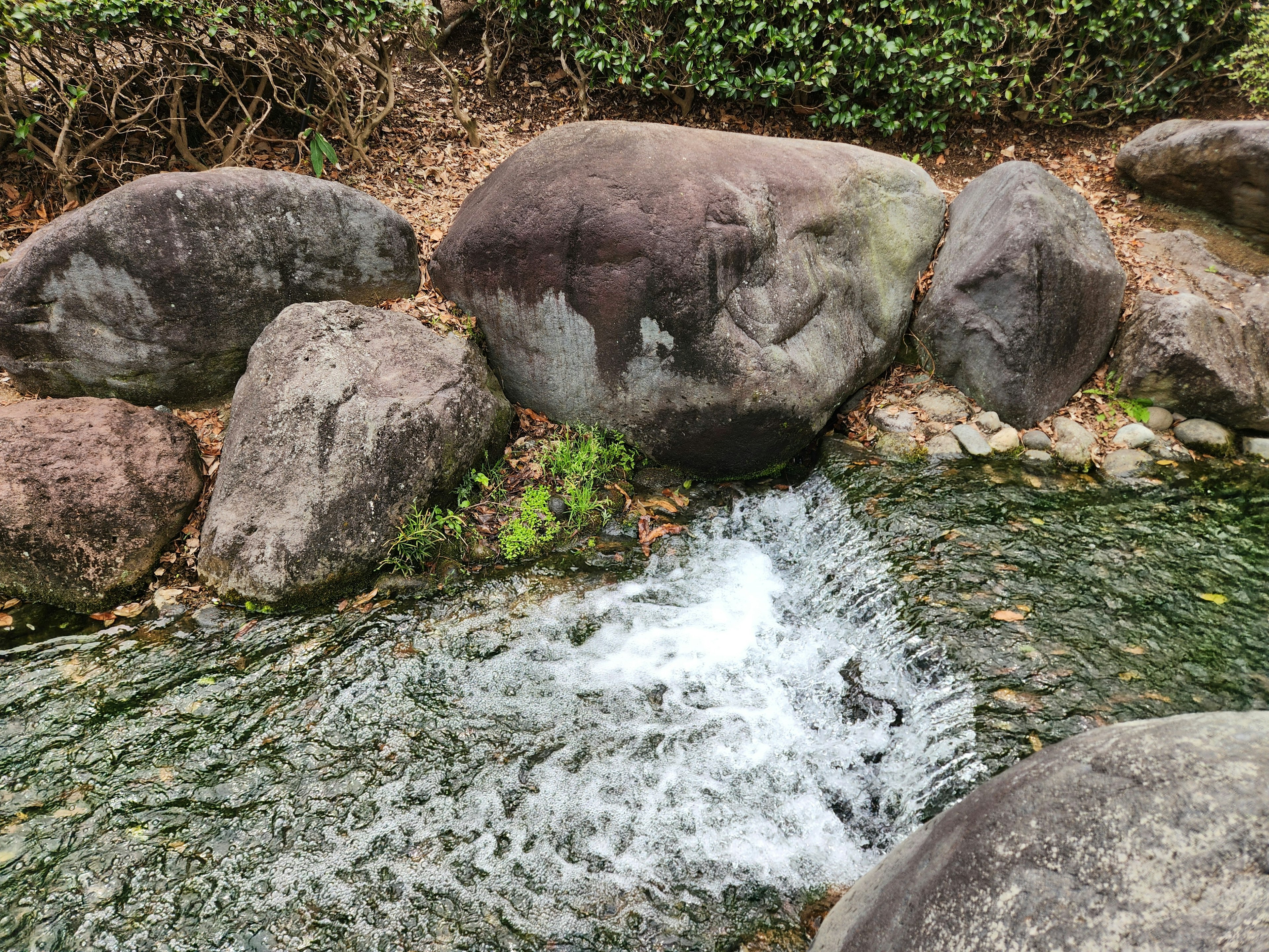 Naturszene mit fließendem Wasser und Steinen