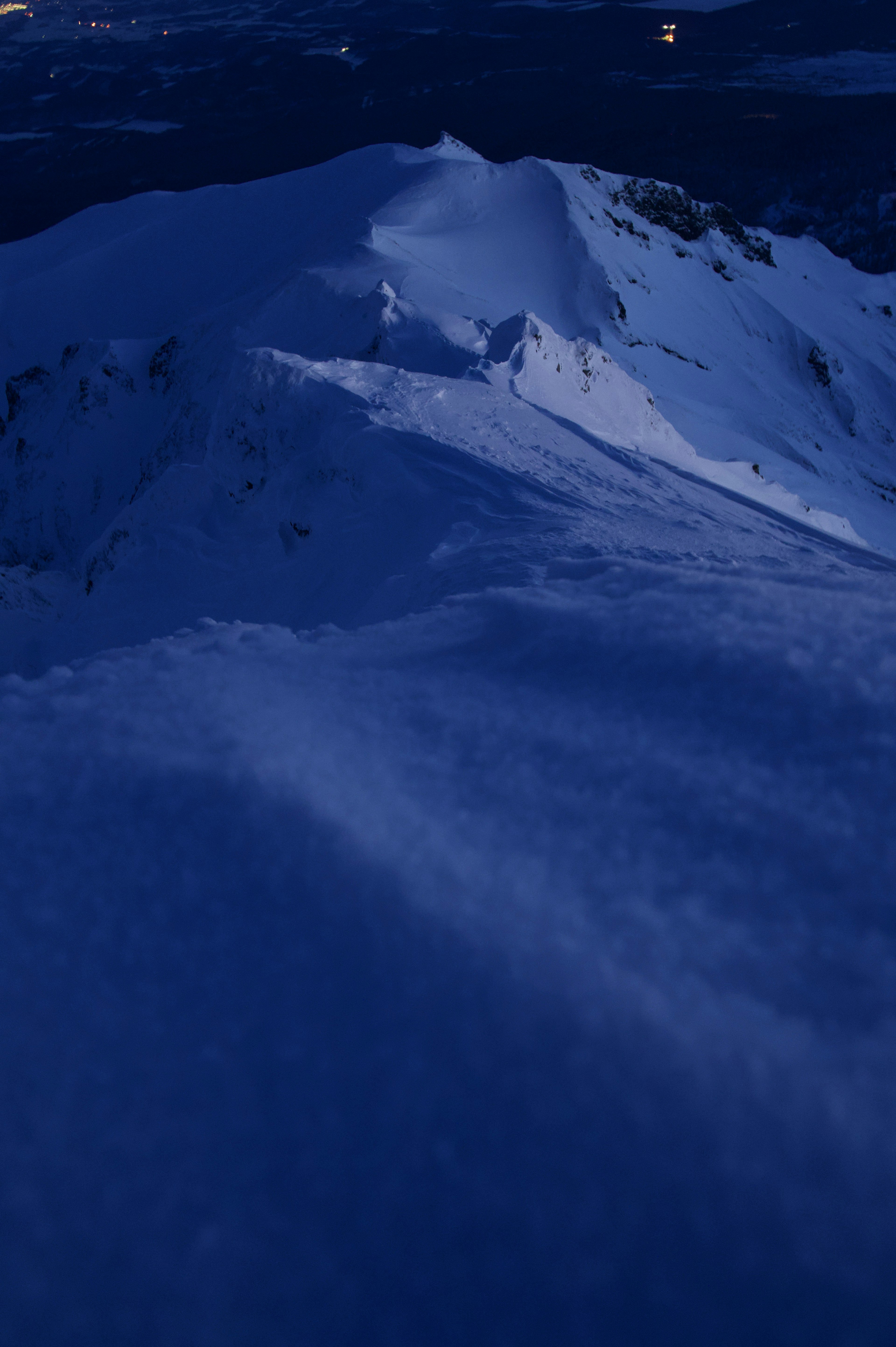 雪に覆われた山の頂上の夜景 明るい星が輝く空