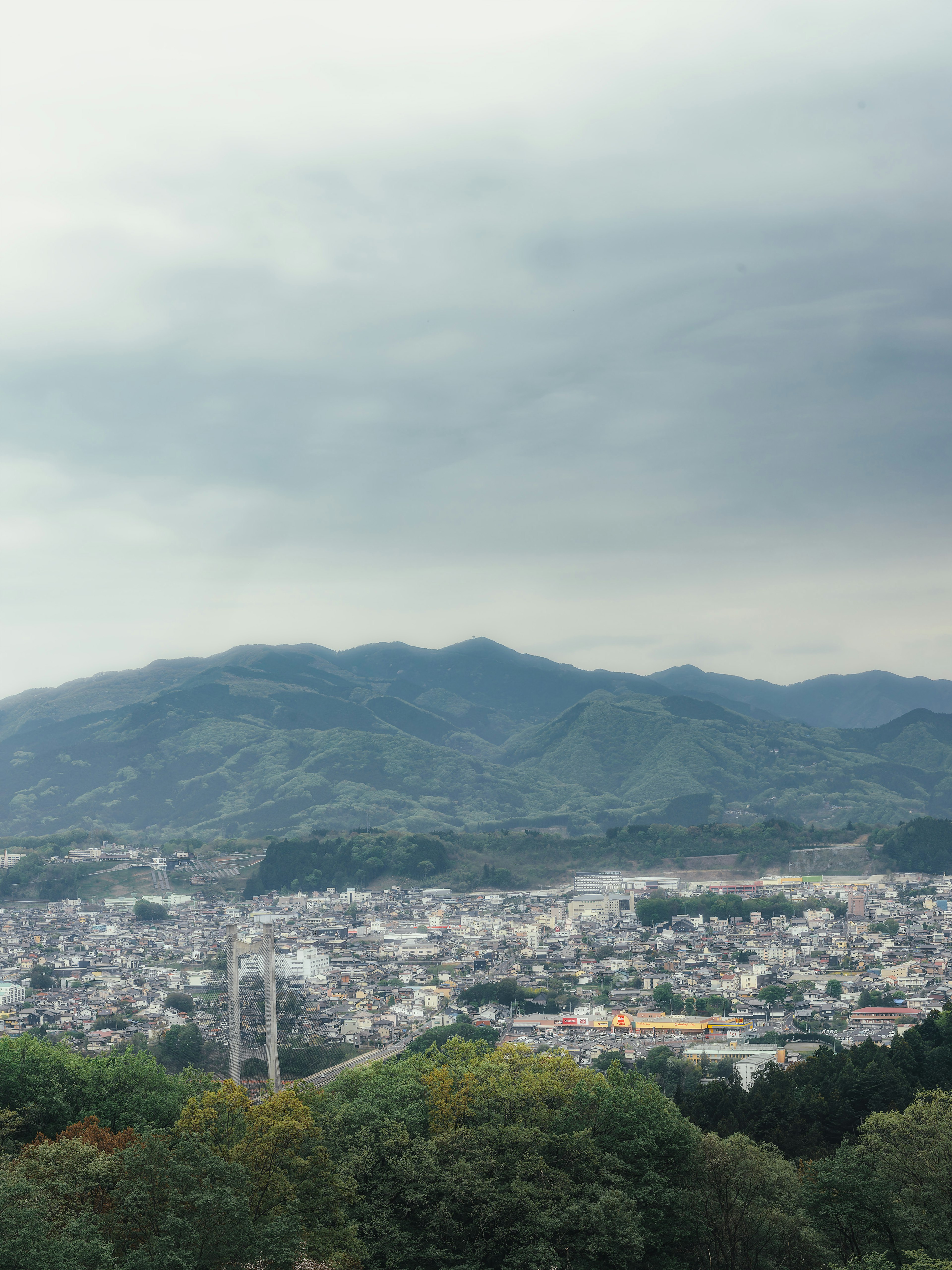 山々と雲に覆われた街の風景