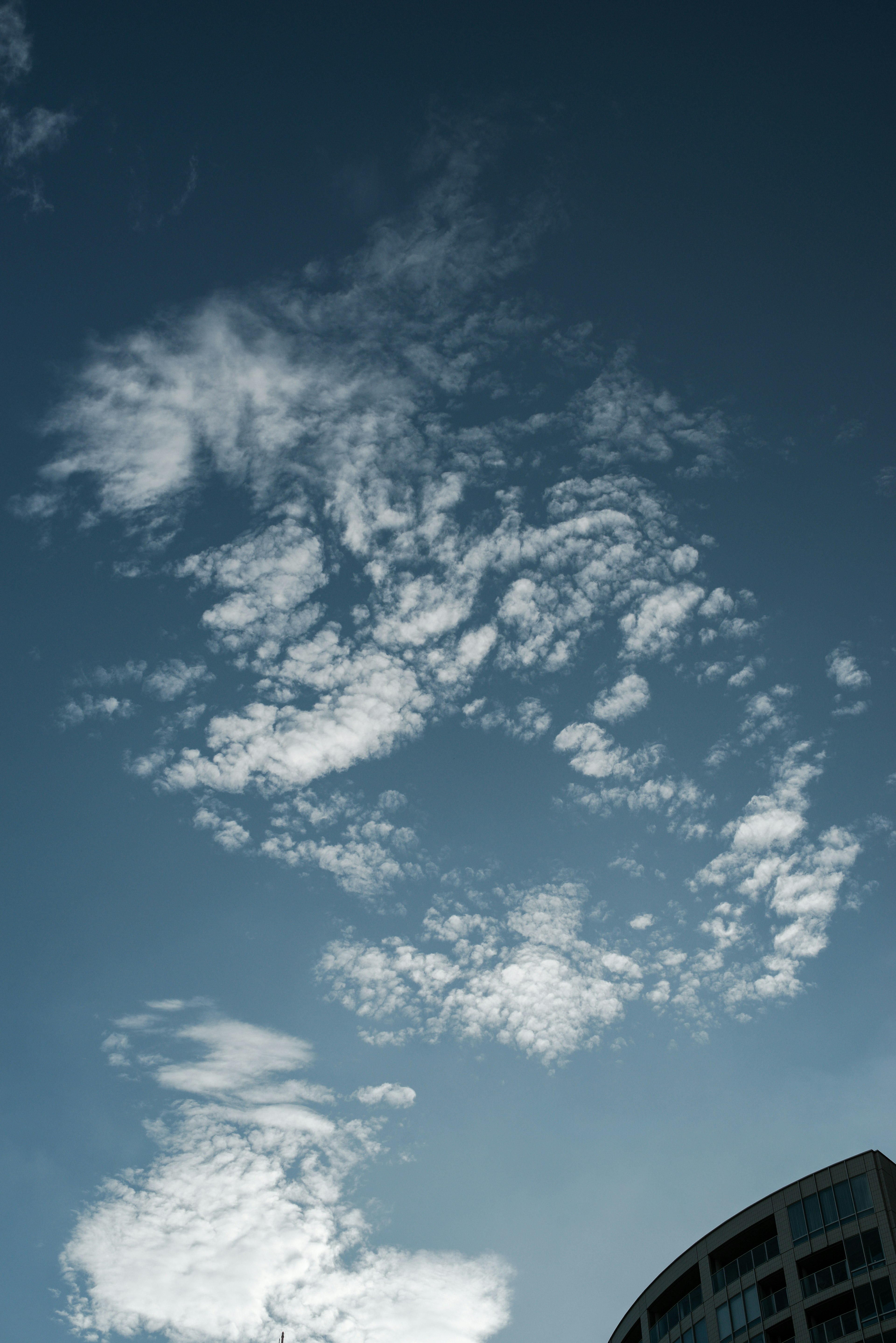 Nubes blancas dispersas en un cielo azul