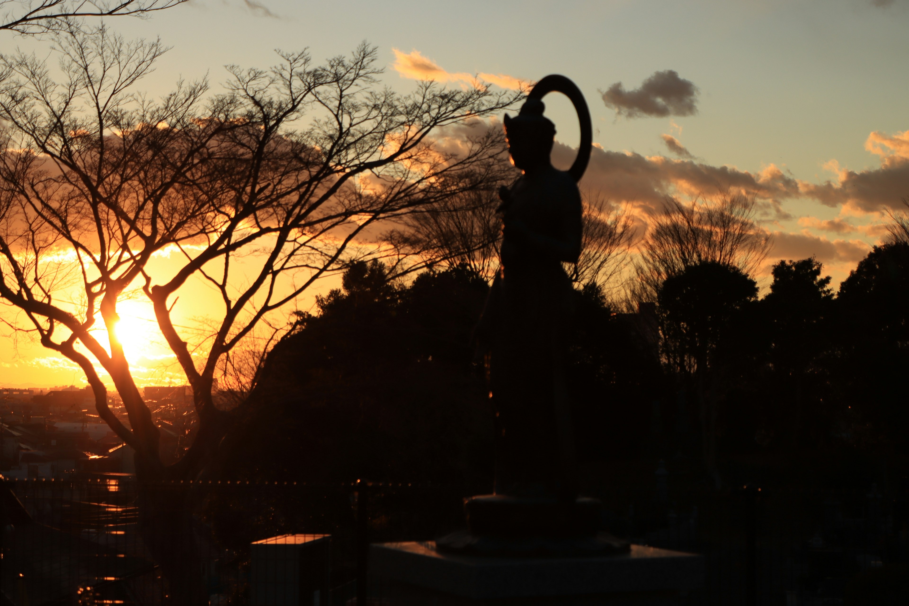 Silhouette d'une statue de déesse au coucher du soleil