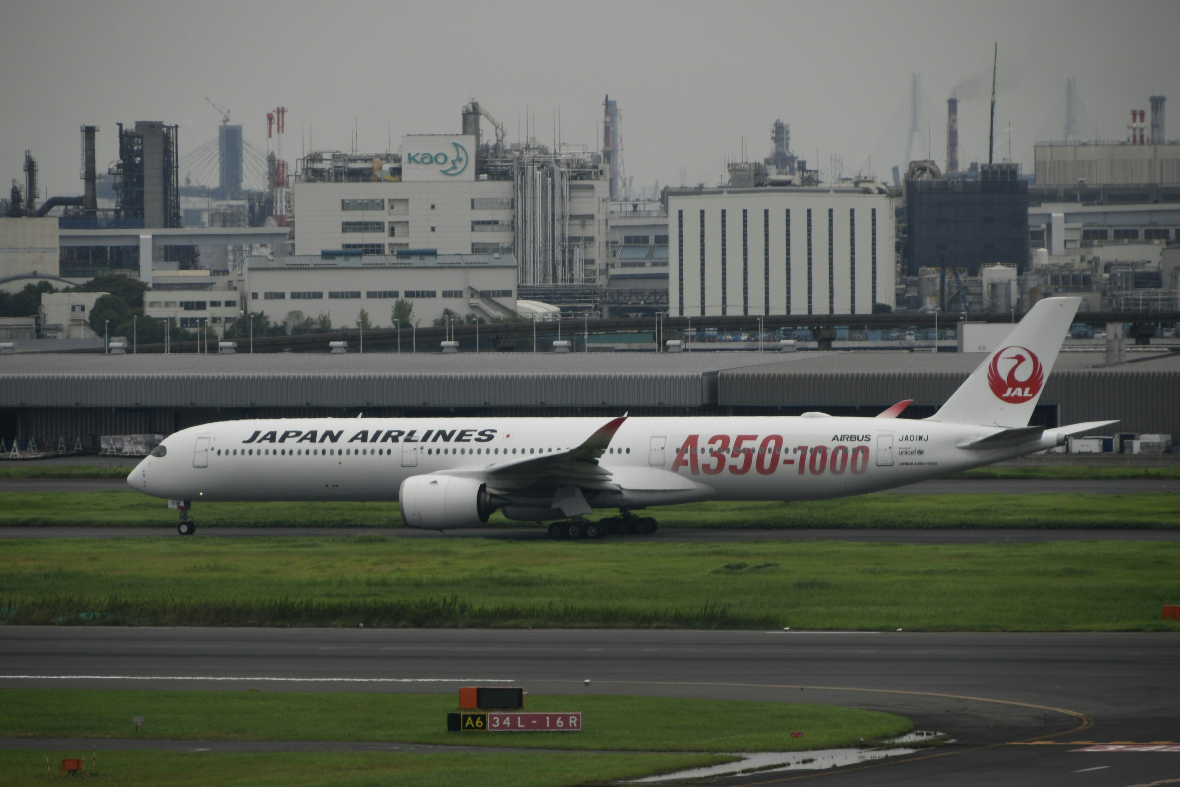 Pesawat A350 Japan Airlines sedang bergerak di landasan