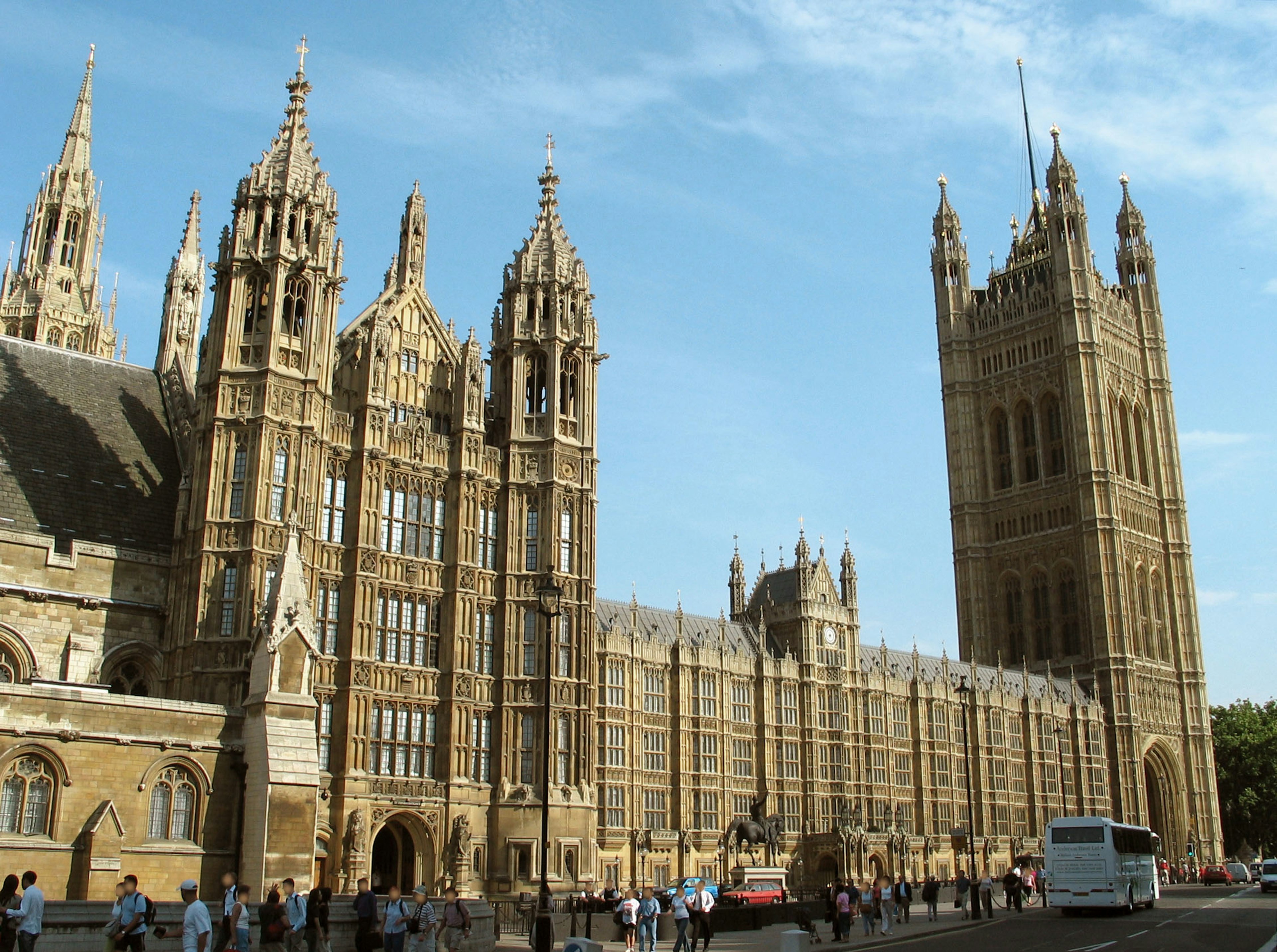 Vista del icónico Palacio de Westminster con su impresionante arquitectura y torre