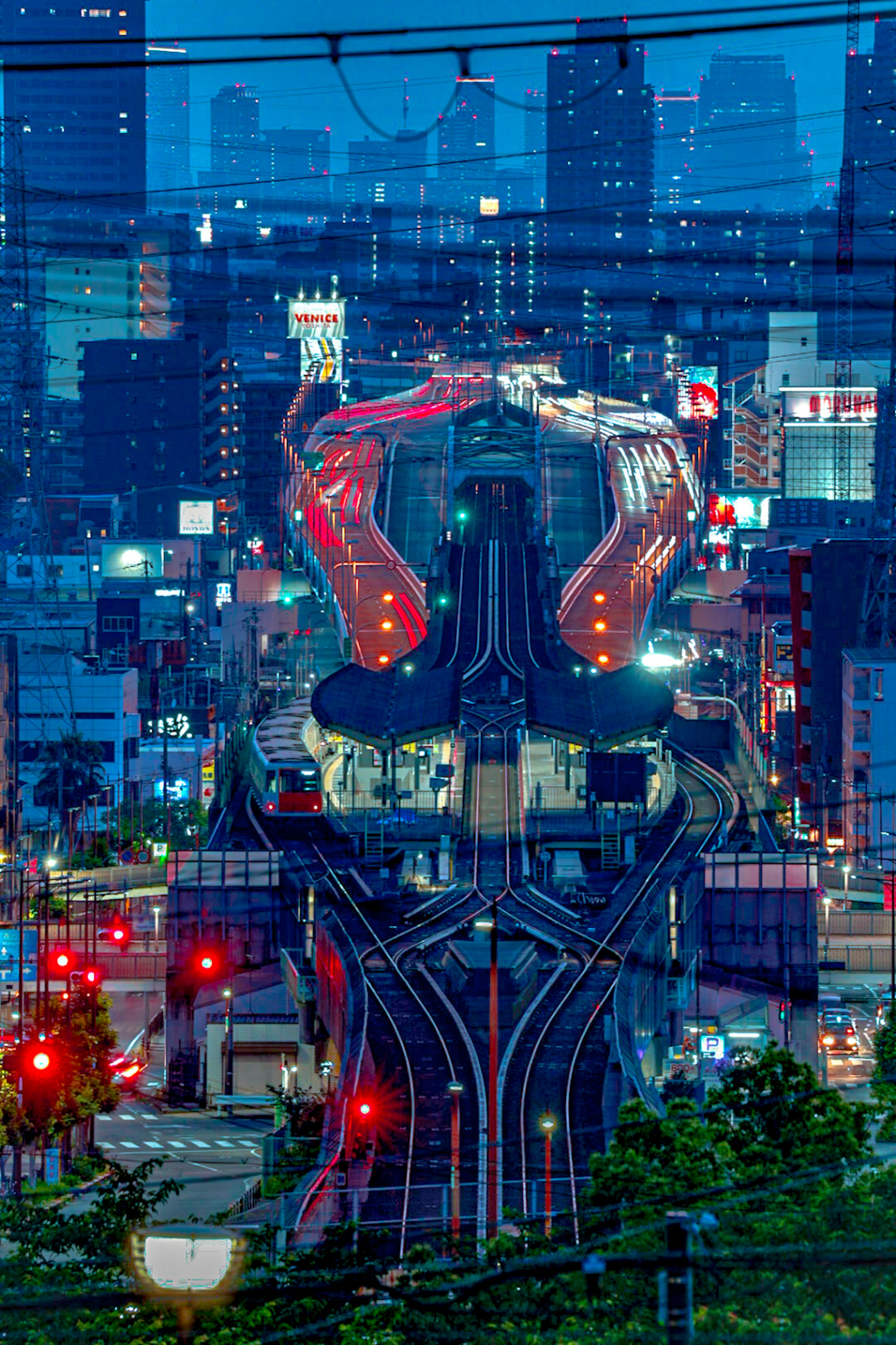 夜景の都市の風景と鉄道の交差点が映る