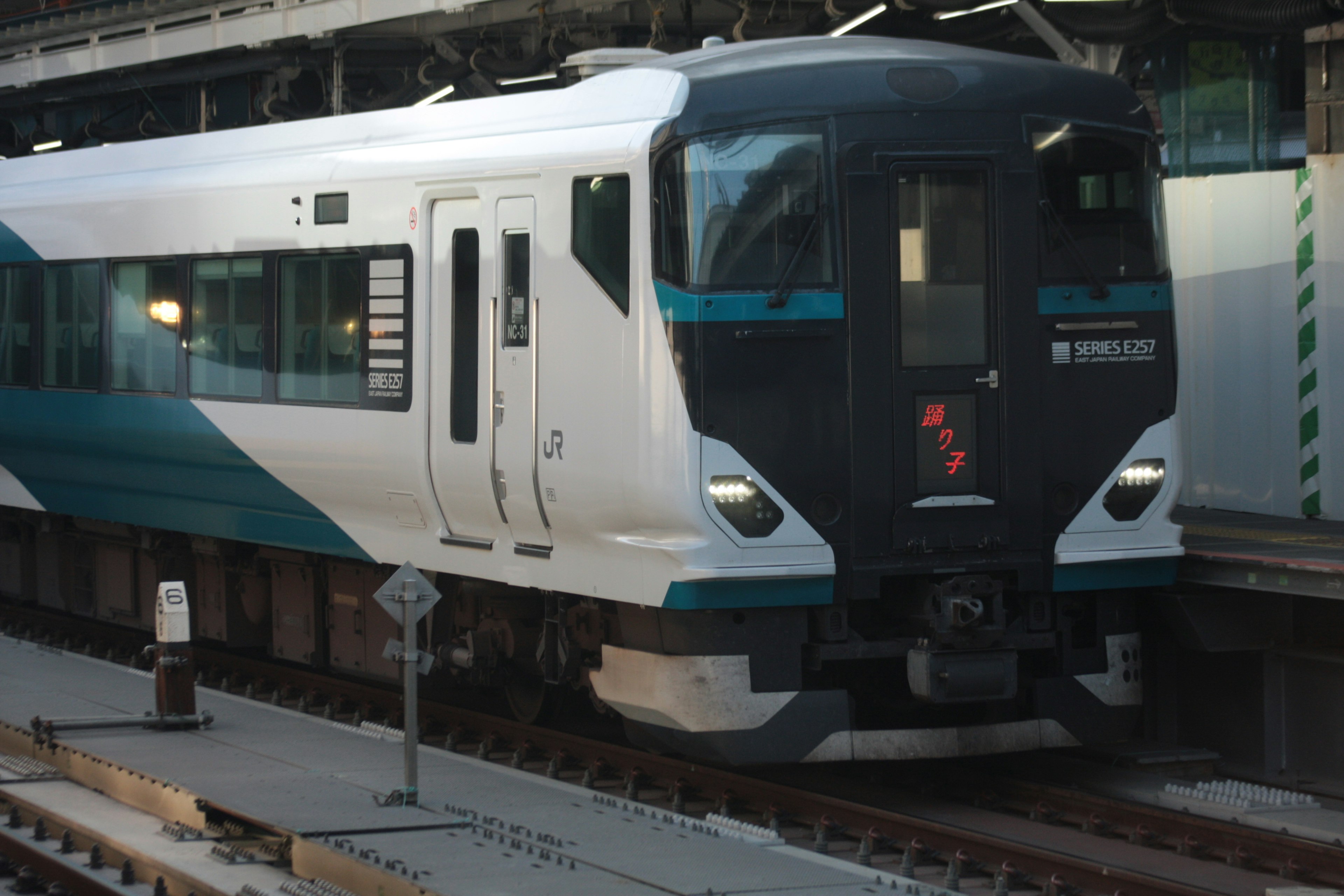 Kereta modern dengan desain ramping berhenti di stasiun