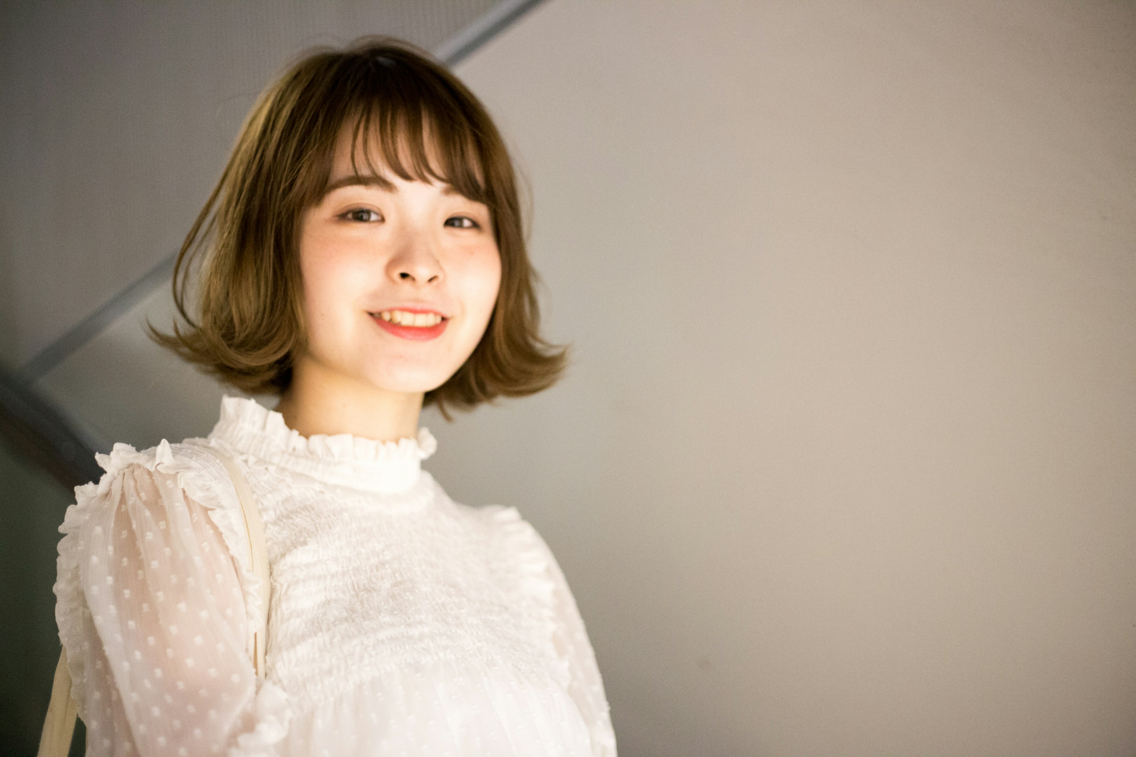 Une femme souriante en blouse blanche