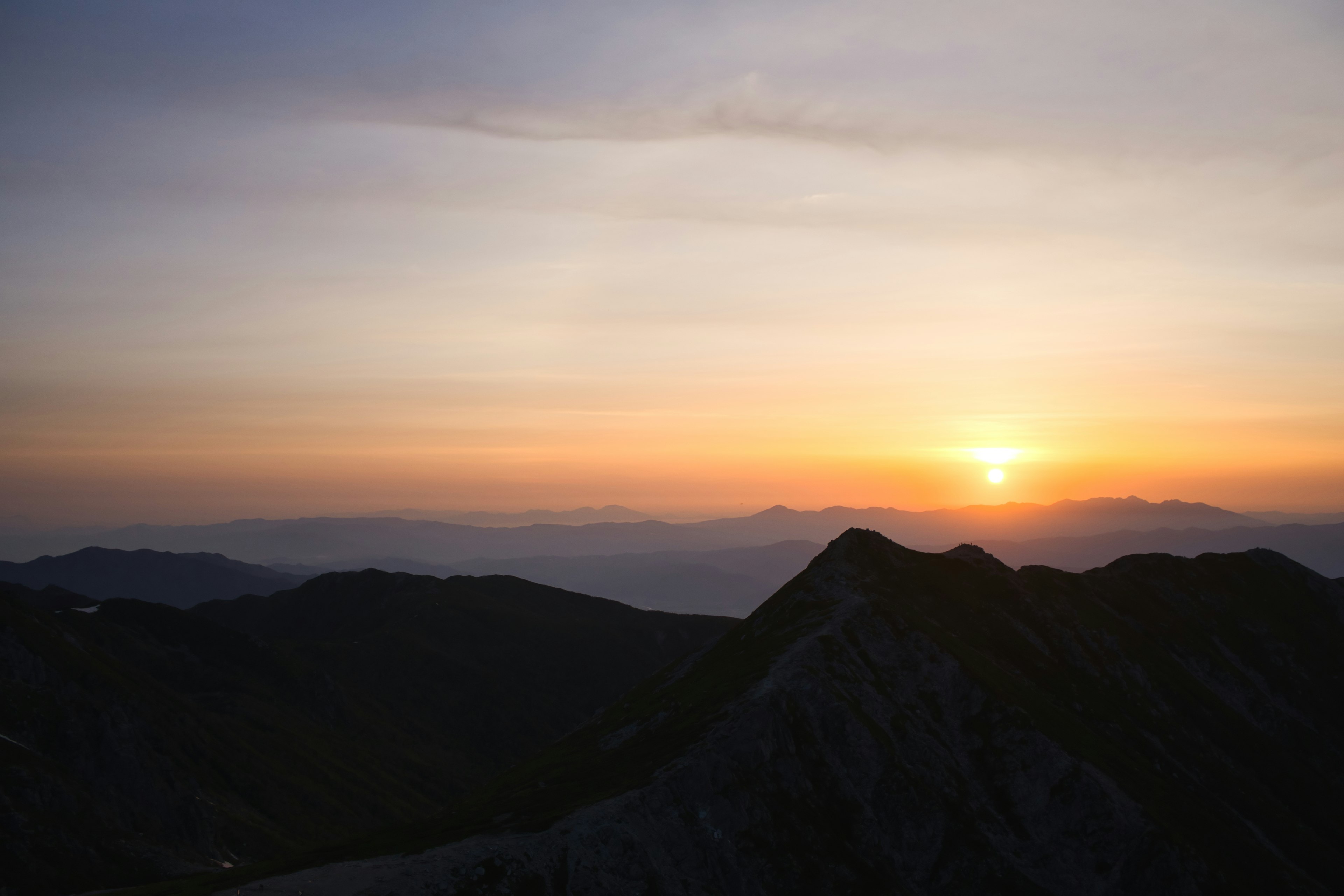 Magnifique coucher de soleil sur les montagnes avec des silhouettes