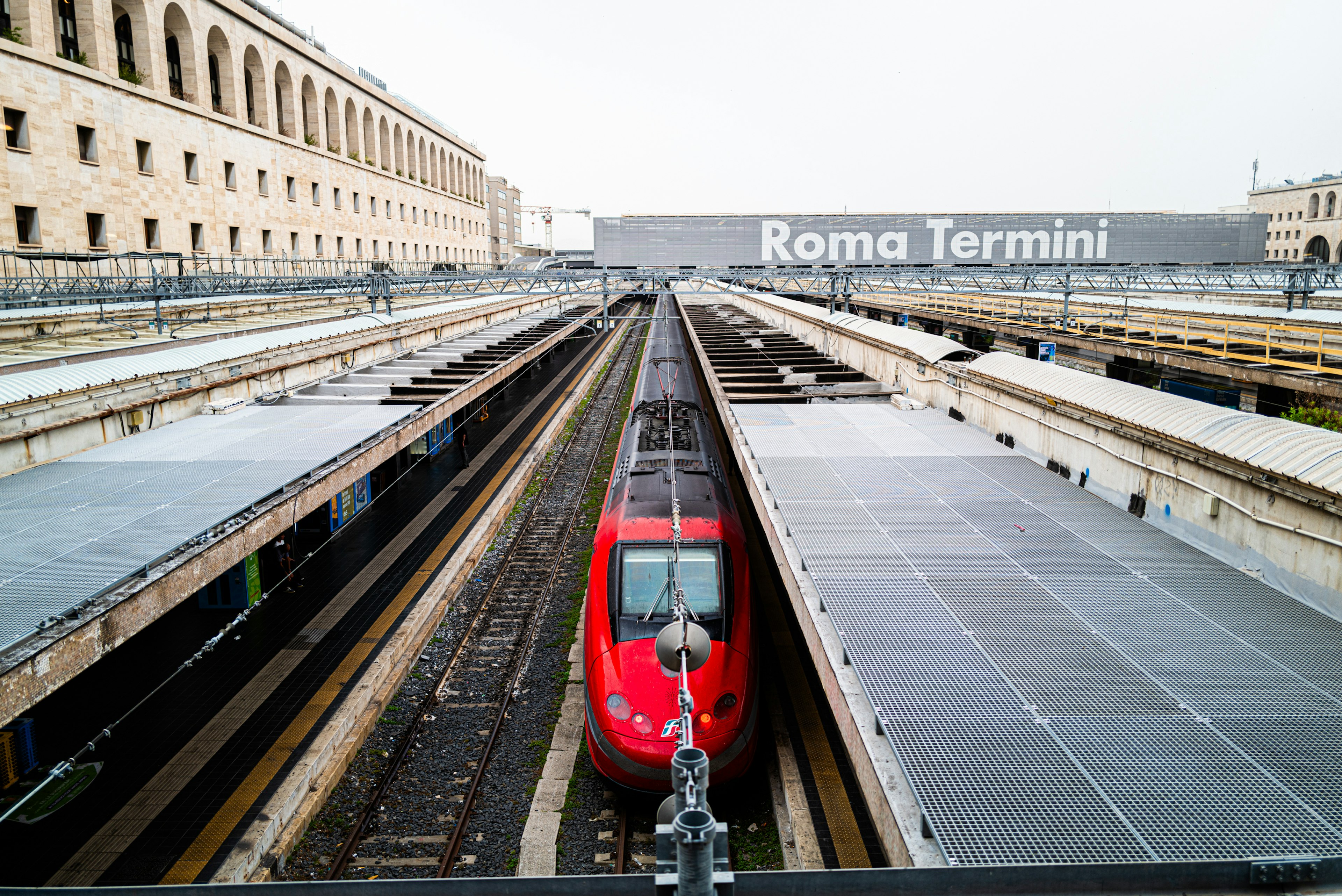 ローマ・テルミニ駅の赤い列車とプラットフォーム