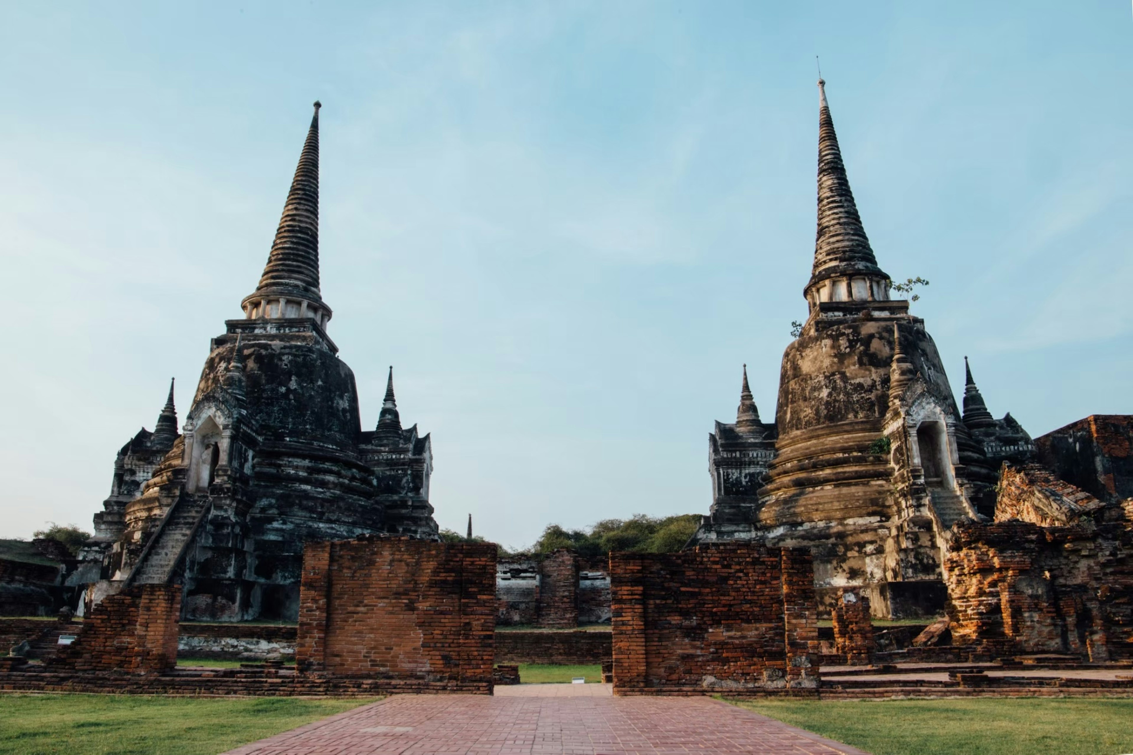 Tre guglie del Wat Phra Si Sanphet ad Ayutthaya con rovine antiche