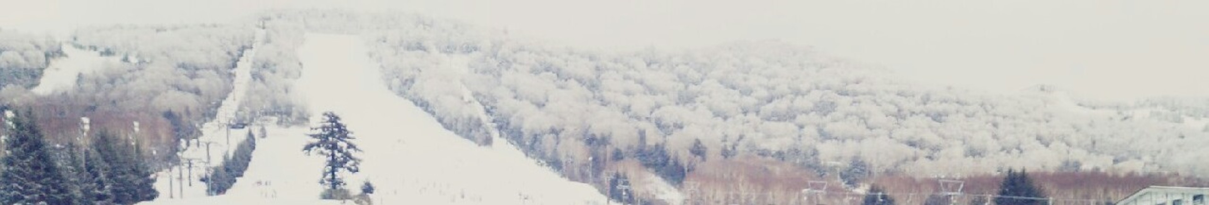 雪覆盖的山脉景观和滑雪道