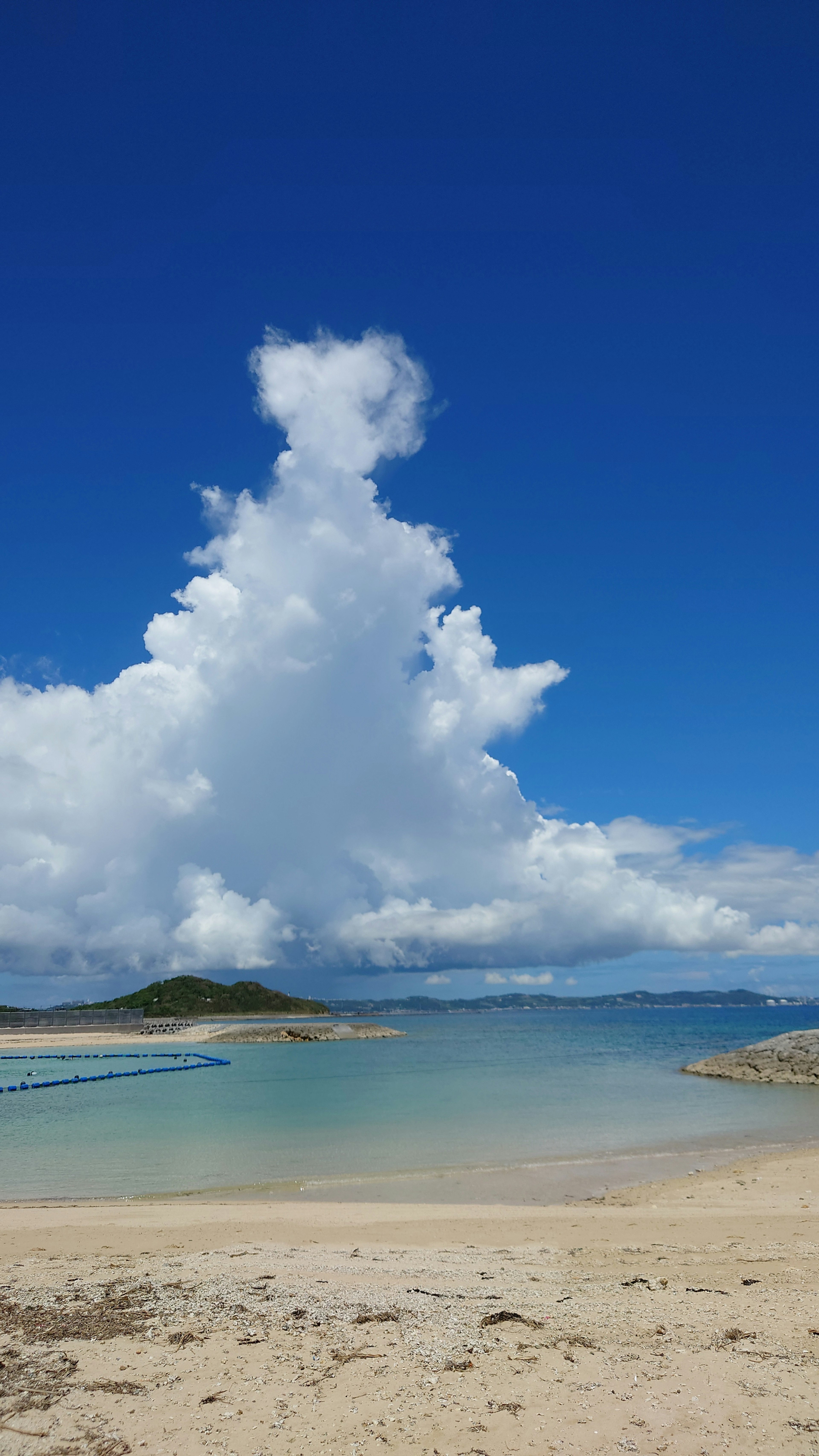 Paesaggio di spiaggia con cielo blu e nuvole bianche