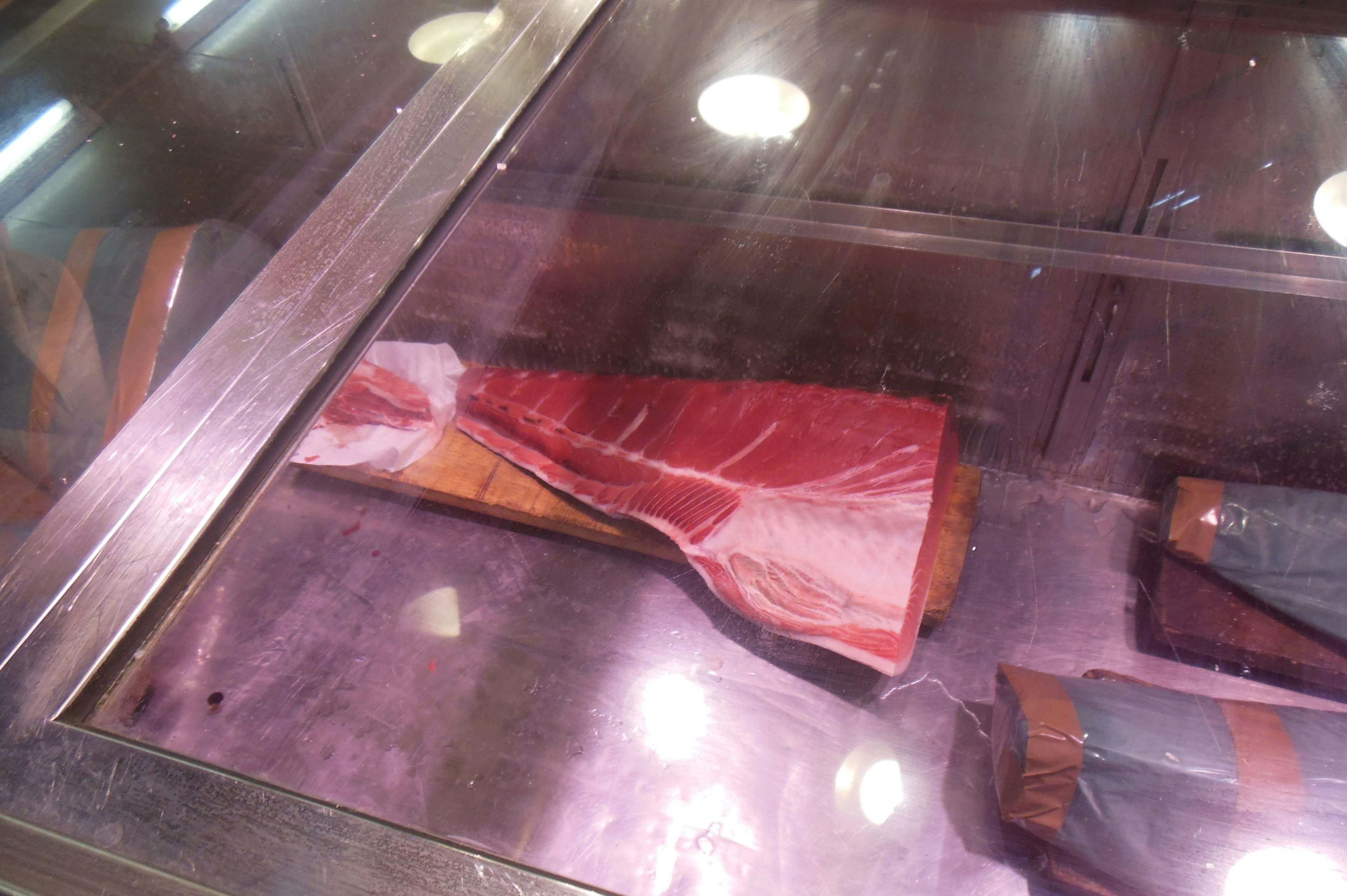 Ein lebhaftes Stück Fleisch in einer Vitrine ausgestellt