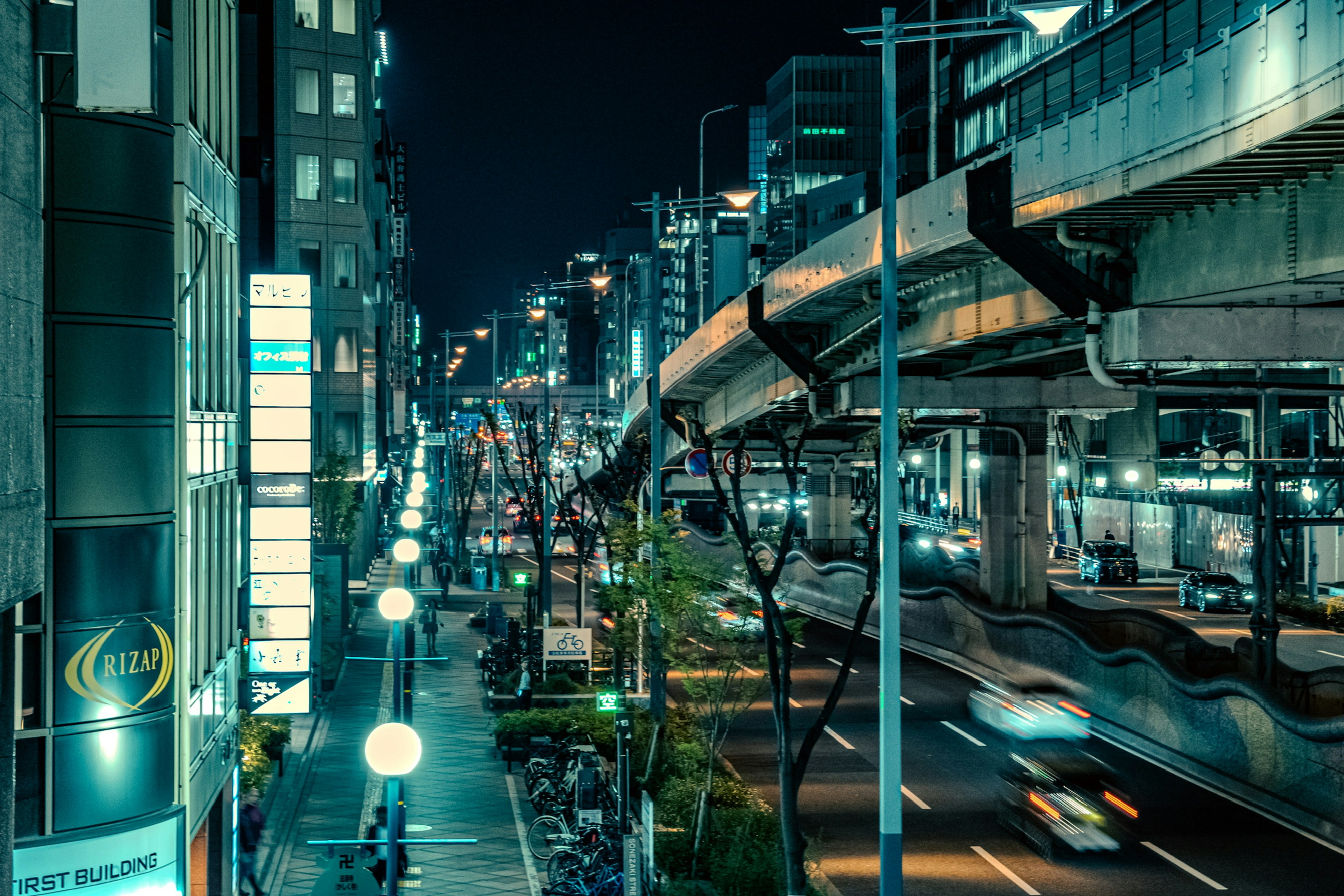 Paisaje urbano nocturno con carretera elevada y farolas