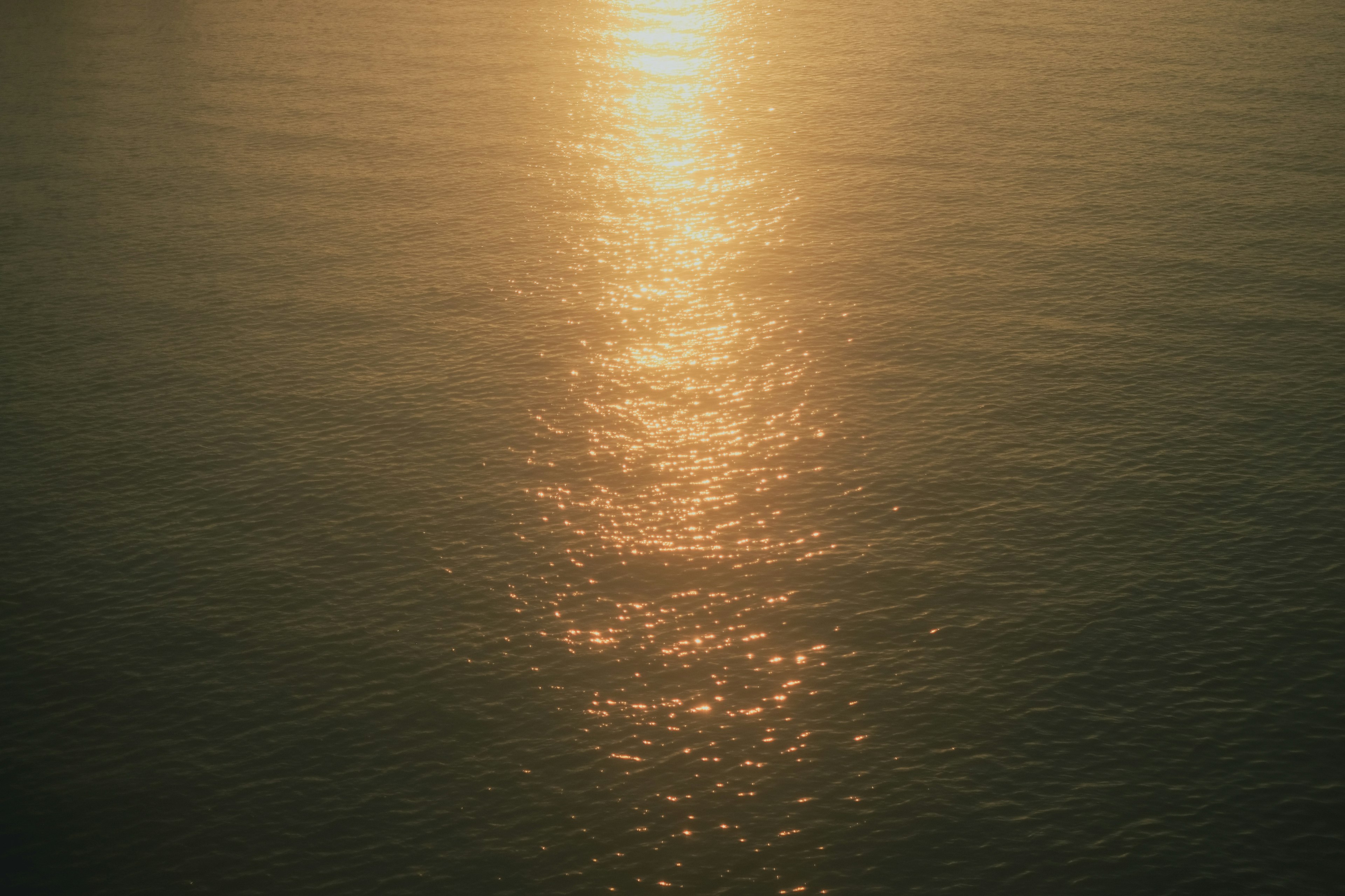 Luz dorada reflejándose en la superficie del agua