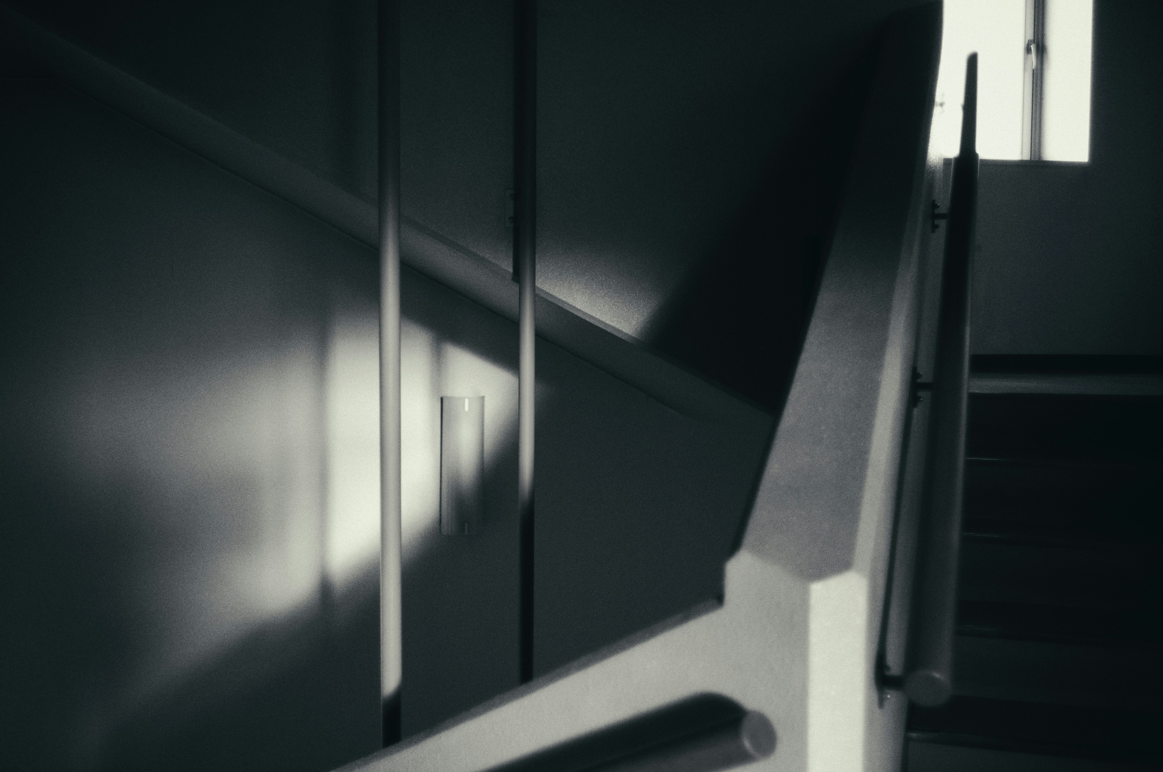 Monochrome Bild mit einer Treppe und auffälligen Schatten und Geländern