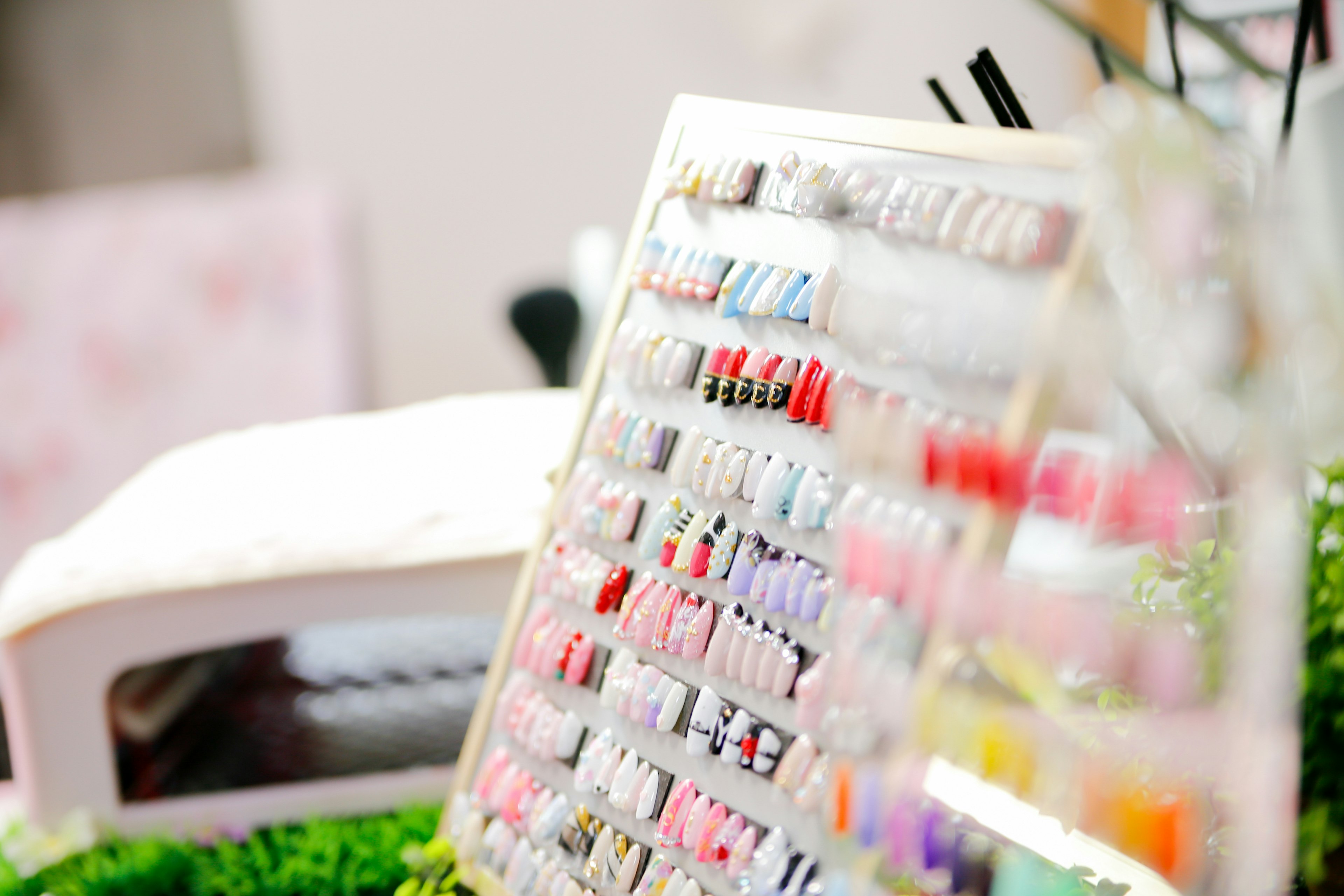 Muestras de esmalte de uñas colorido en un salón de uñas