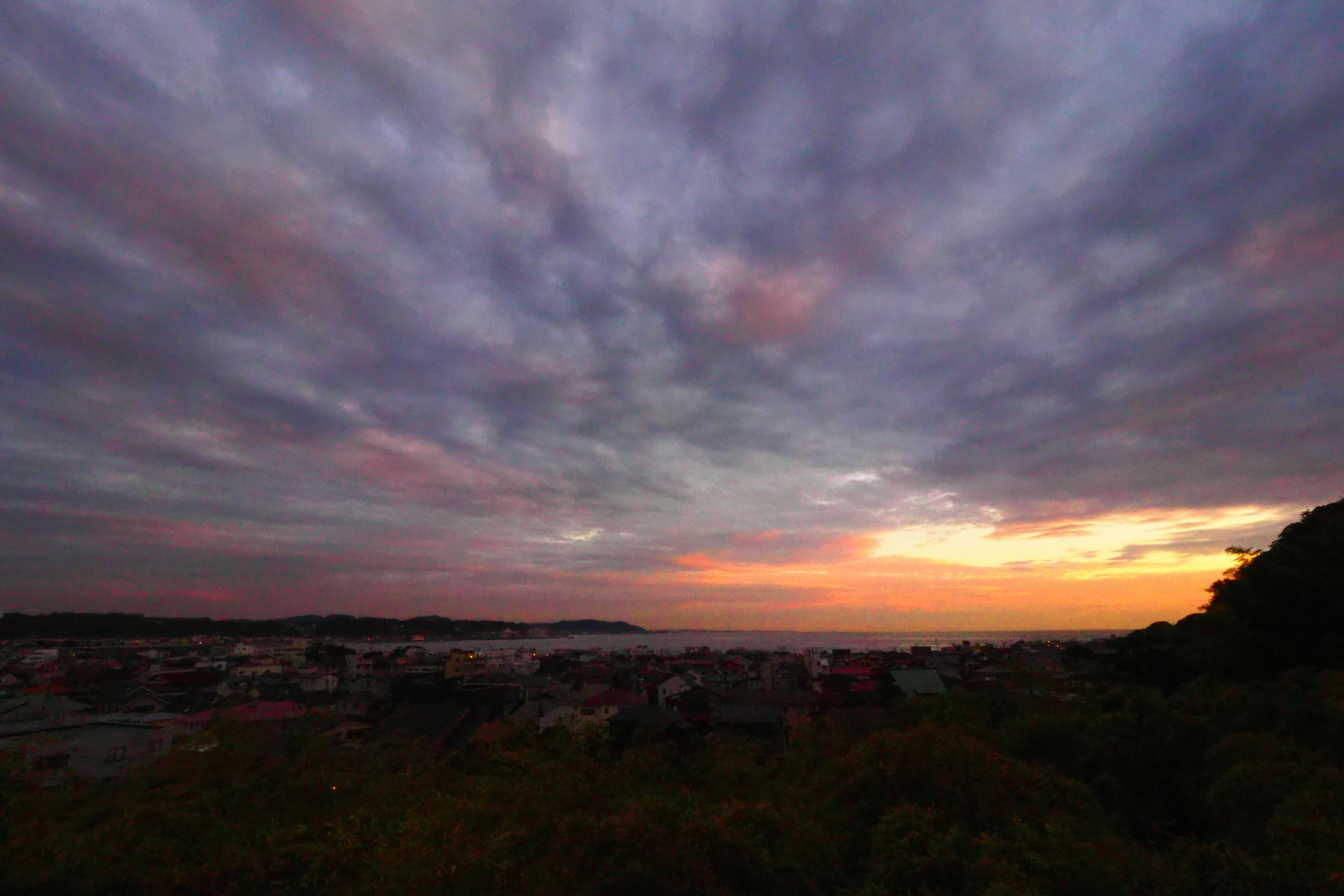 Cielo del tramonto vibrante con nuvole colorate