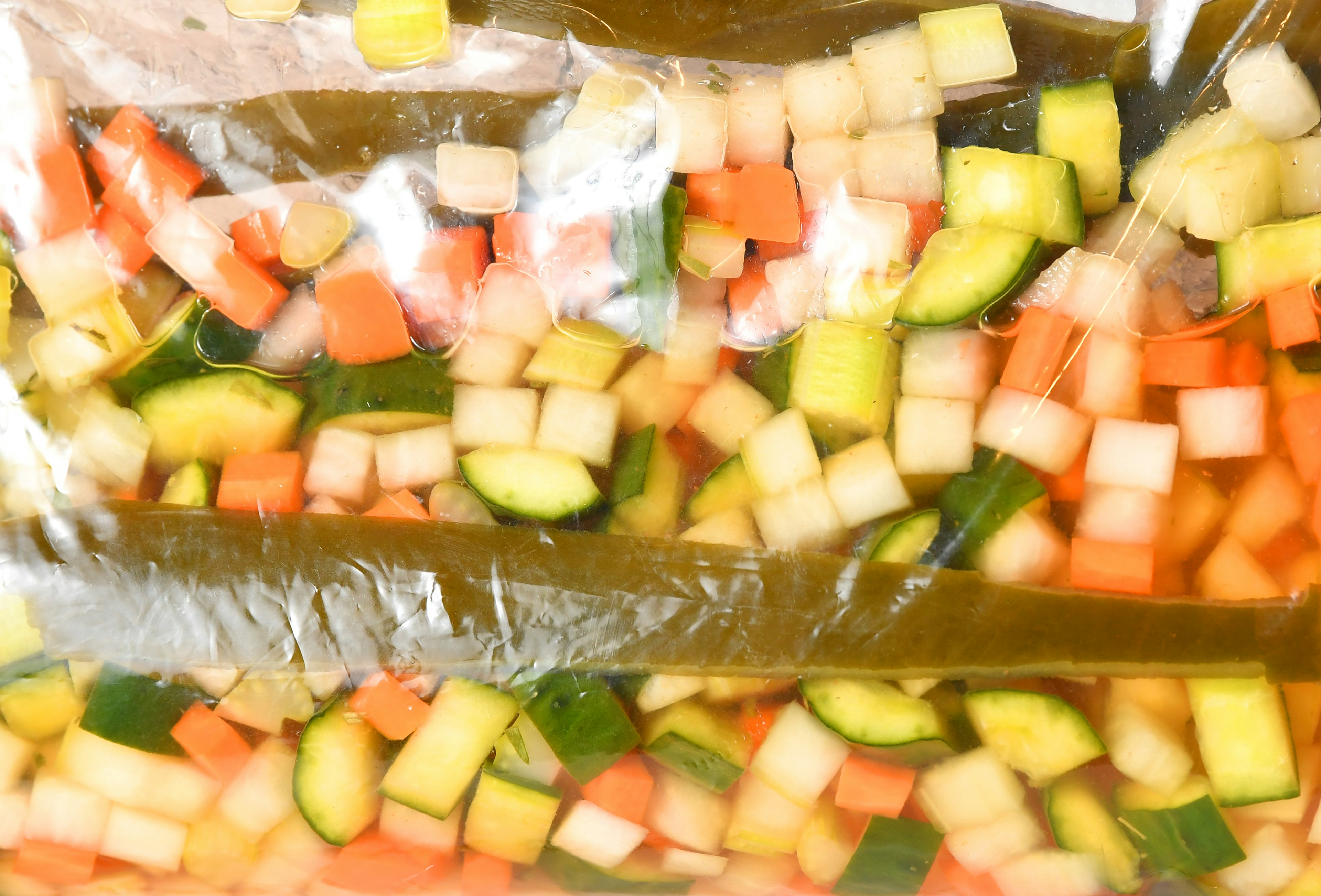 Salade emballée avec des légumes en dés colorés