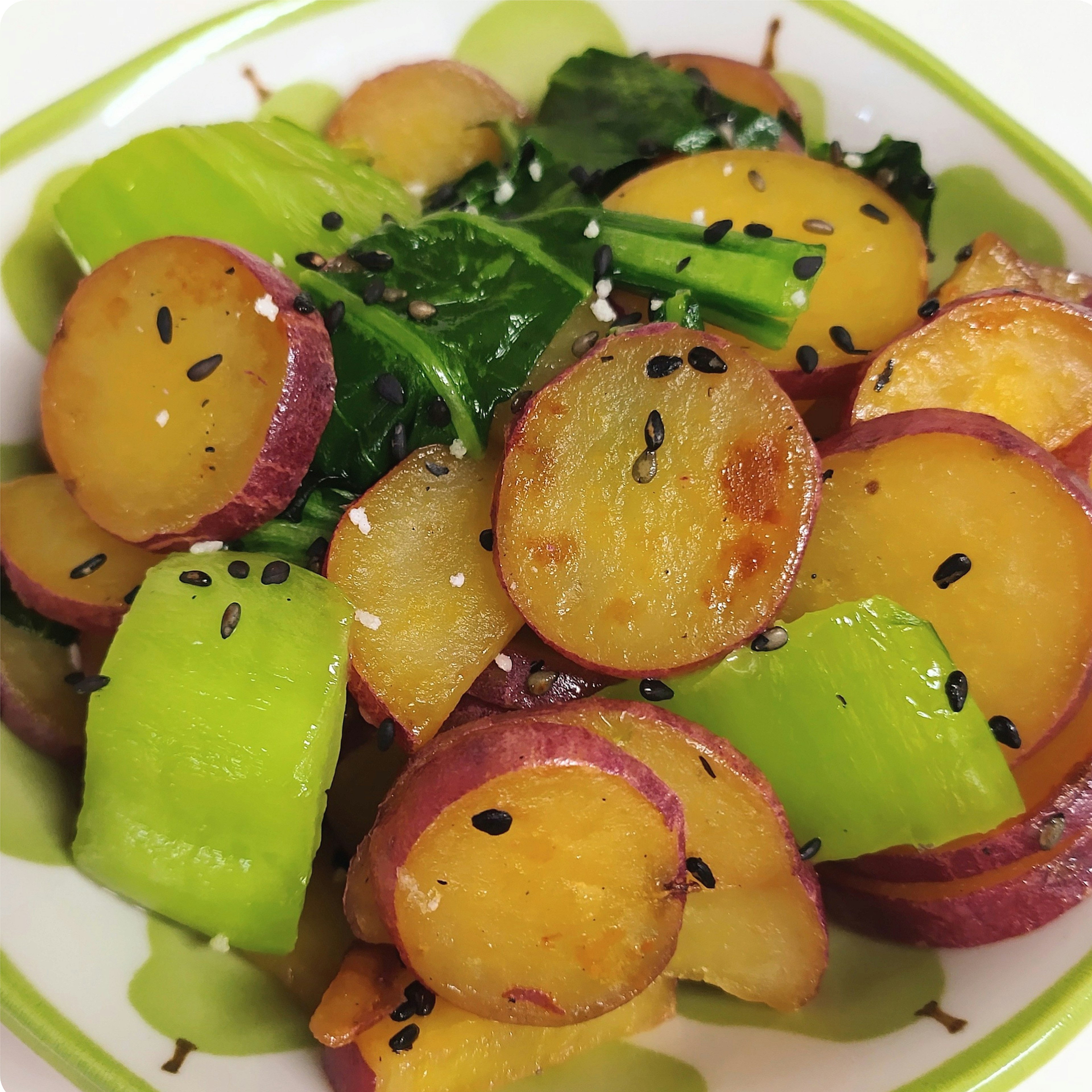 Insalata di patate dolci e sedano guarnita con semi di sesamo nero