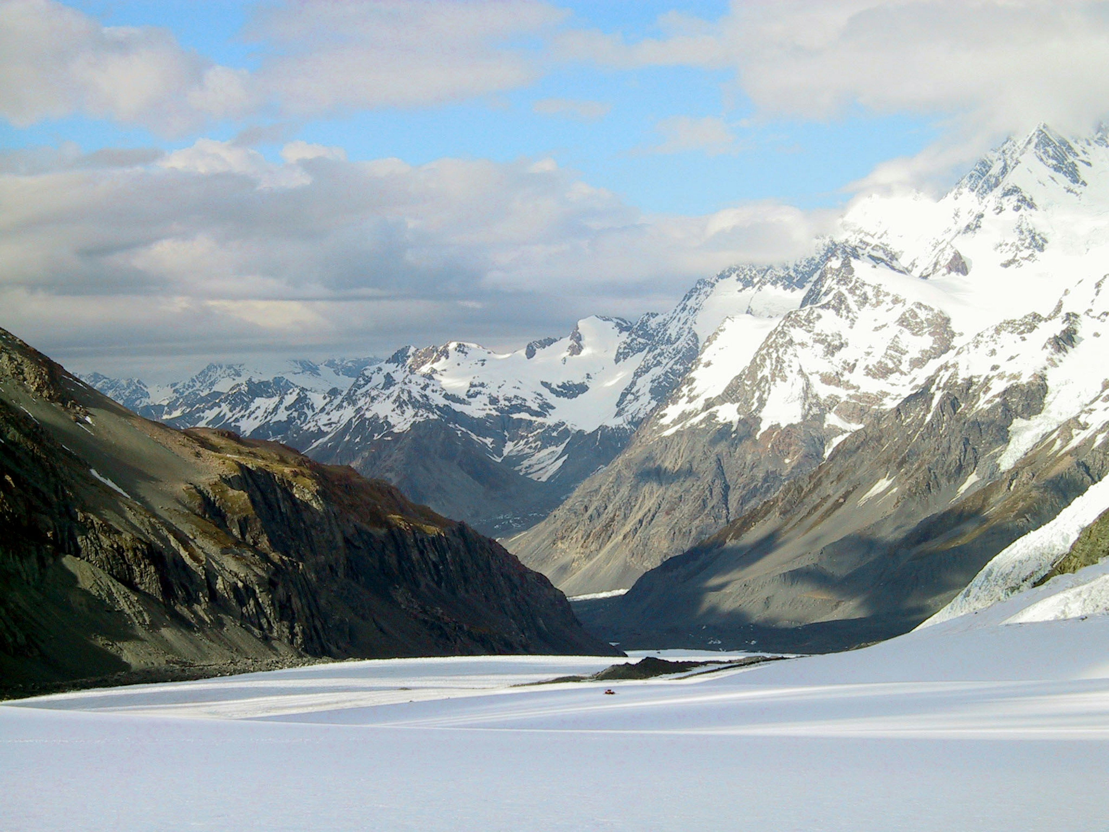 Schneebedeckte Berge und weite Tallandschaft