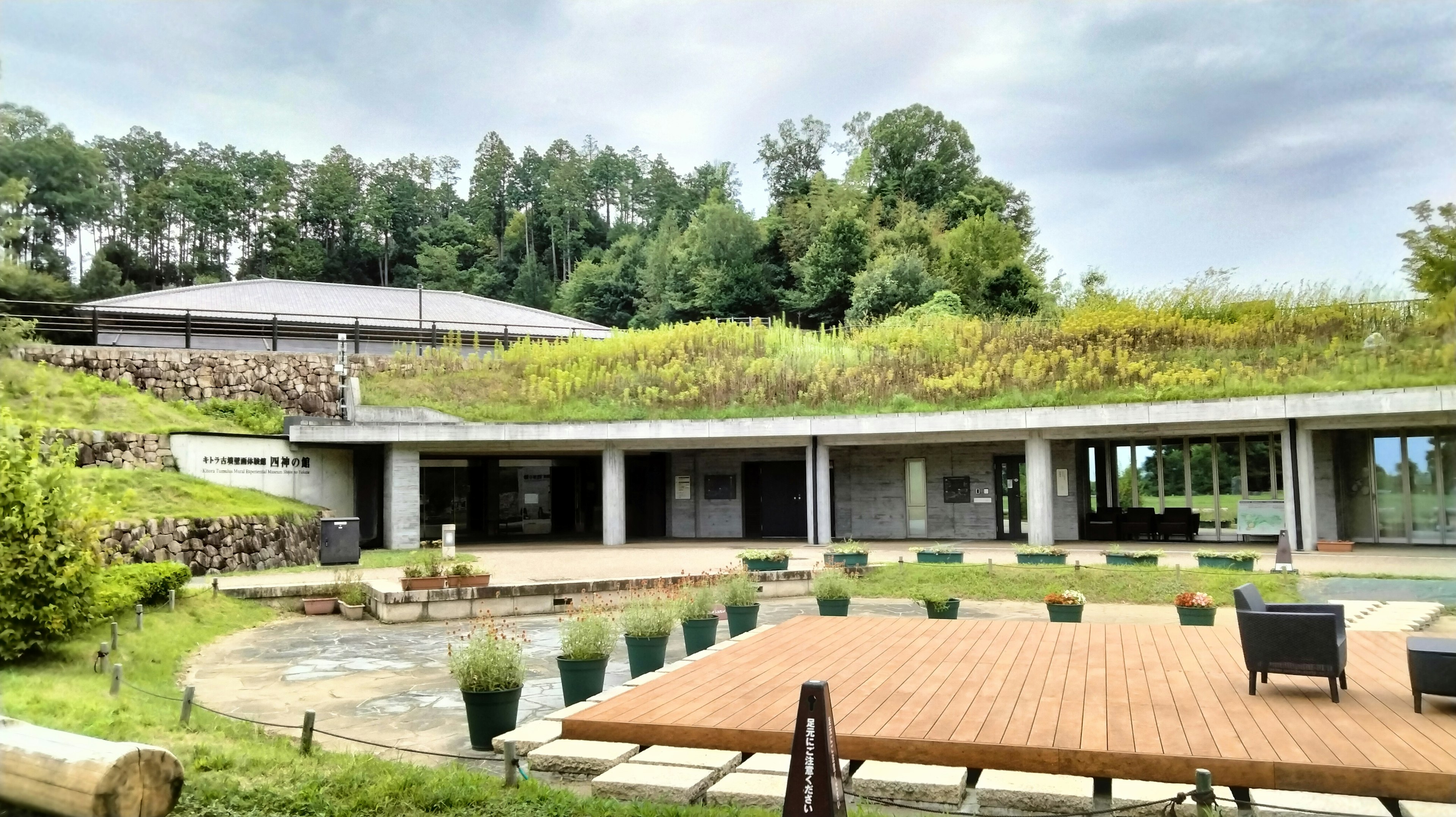 Un design architettonico moderno integrato con un giardino lussureggiante