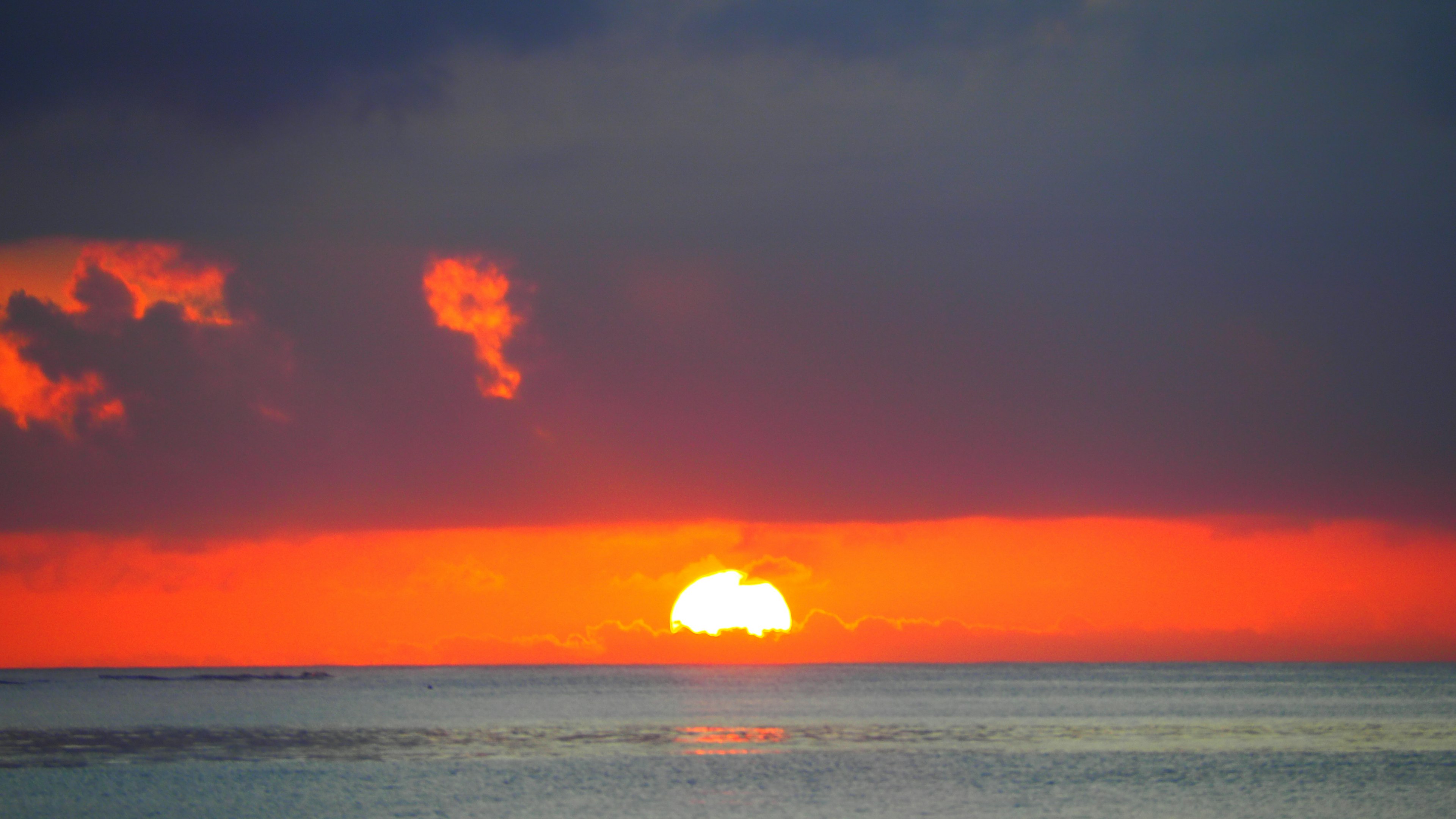 Bellissimo paesaggio del tramonto sull'oceano con cielo sfumato arancione e blu