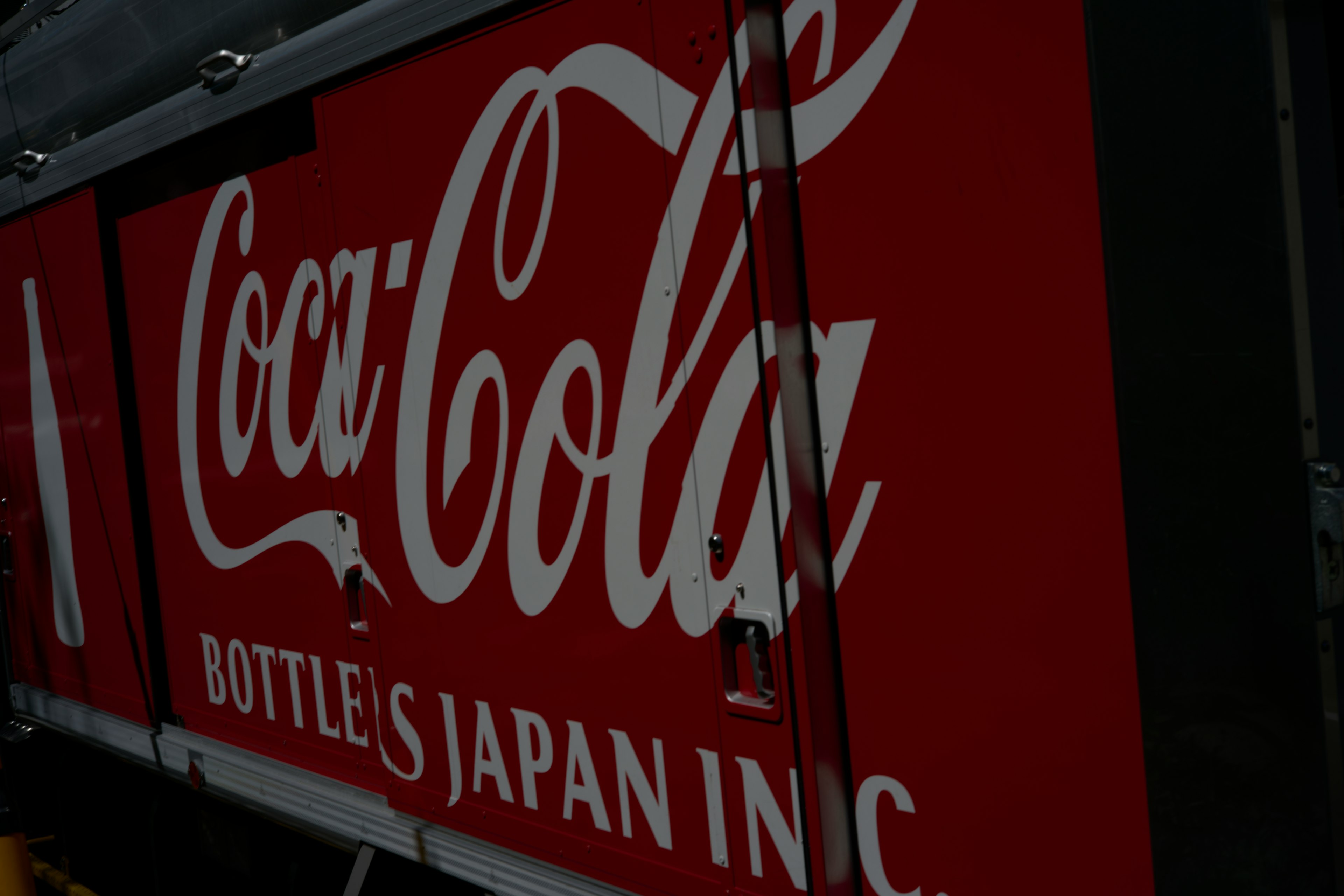 Rotes Schild Coca-Cola Flaschen Japan Inc