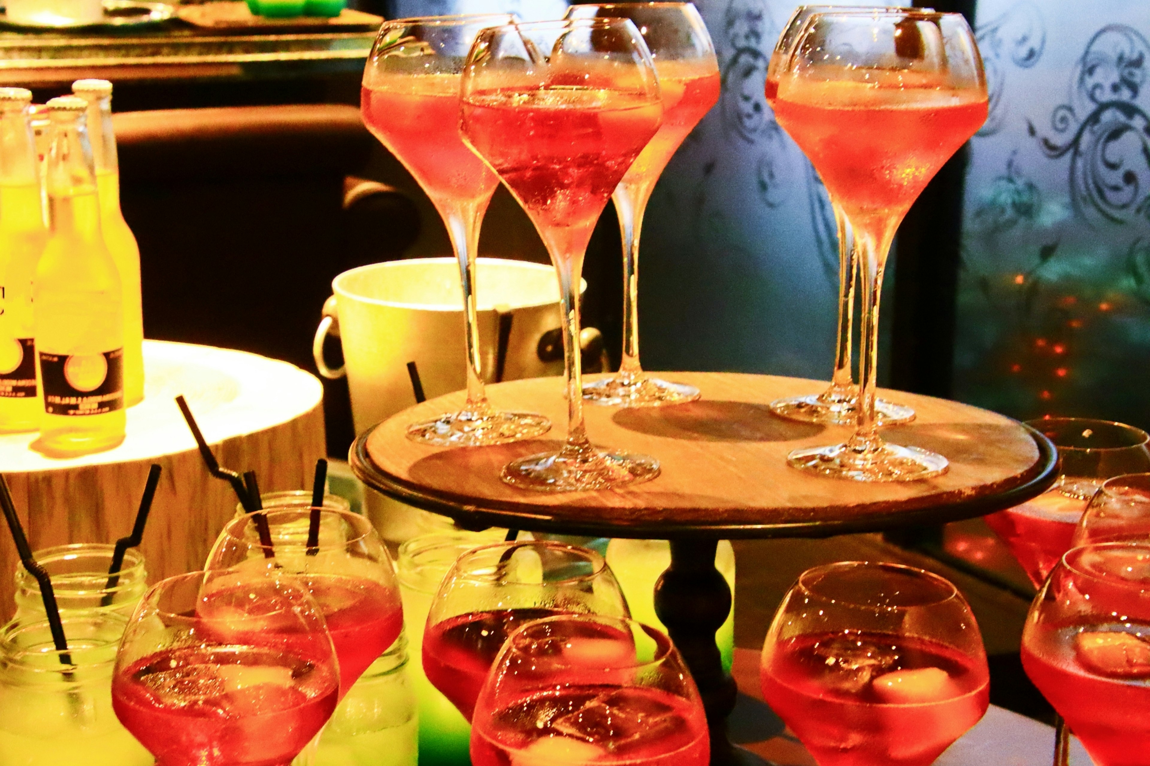 Cocktail đầy màu sắc được trình bày thanh lịch trên bàn