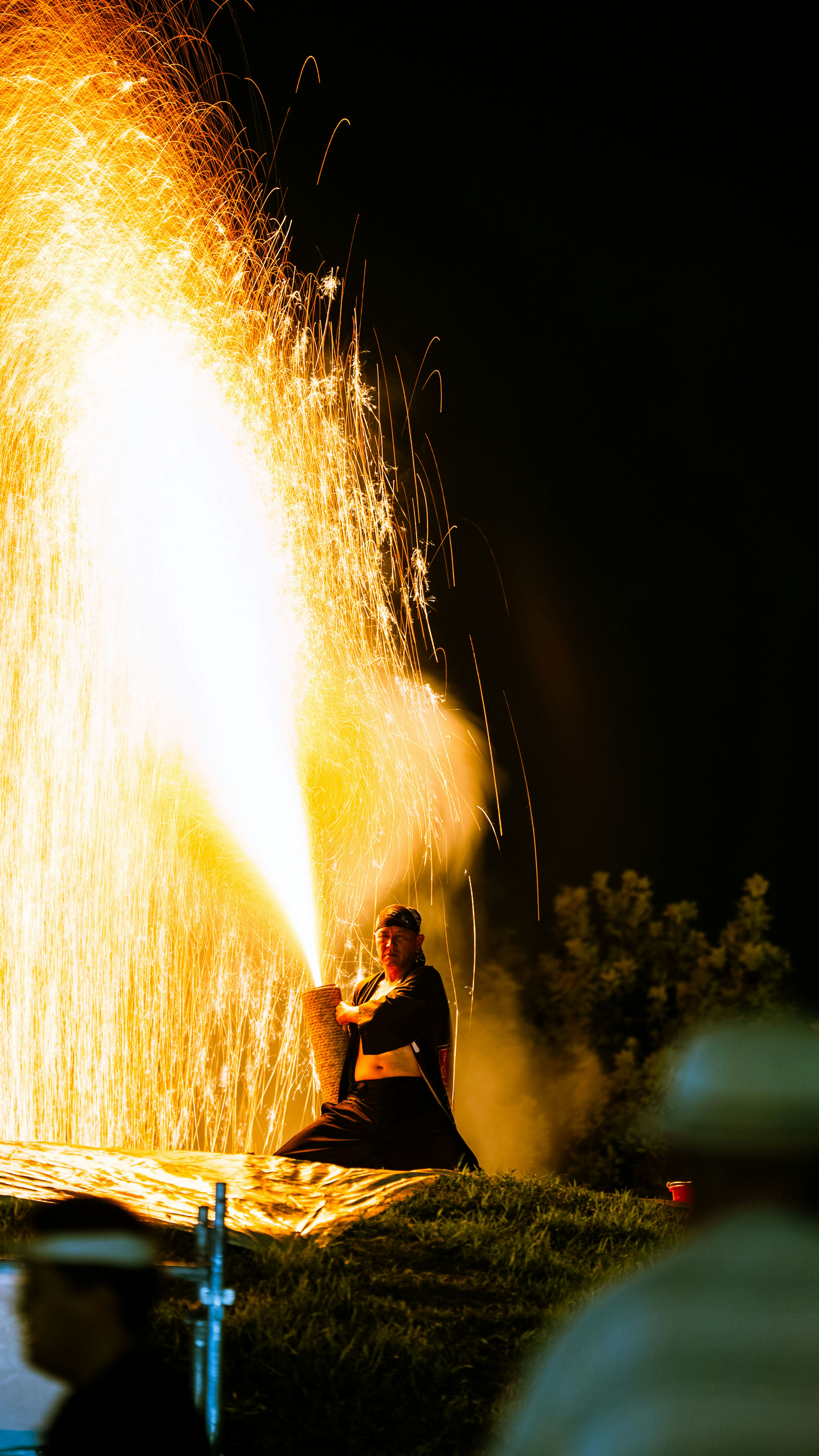 Persona che si esibisce con il fuoco a un festival notturno