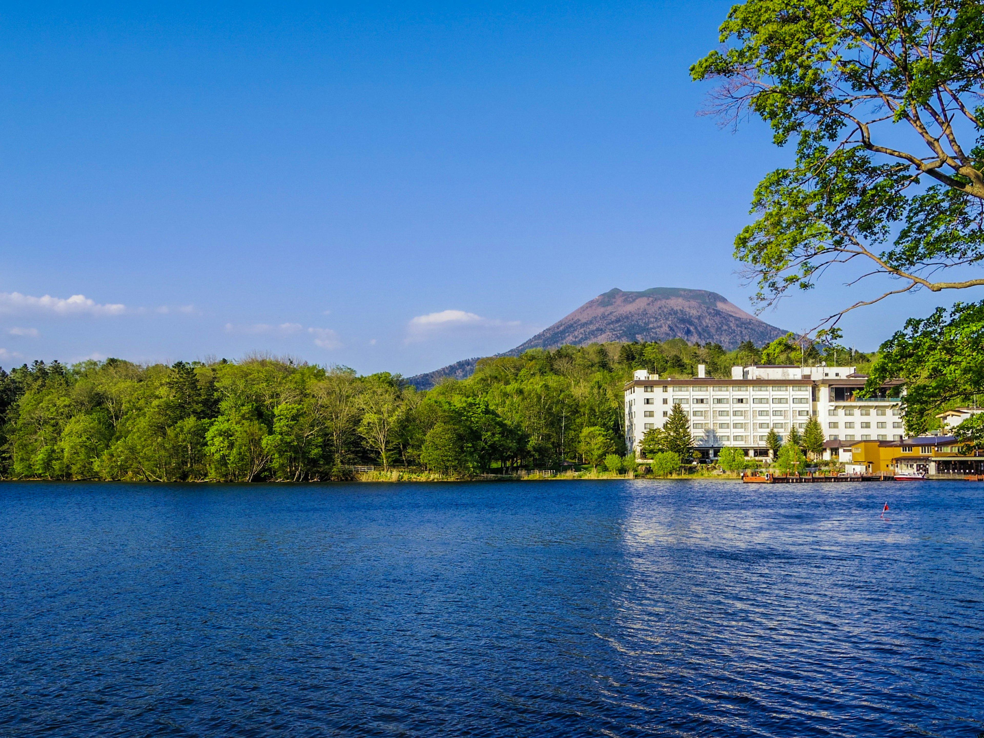 Resort-Hotel am See mit Berg im Hintergrund