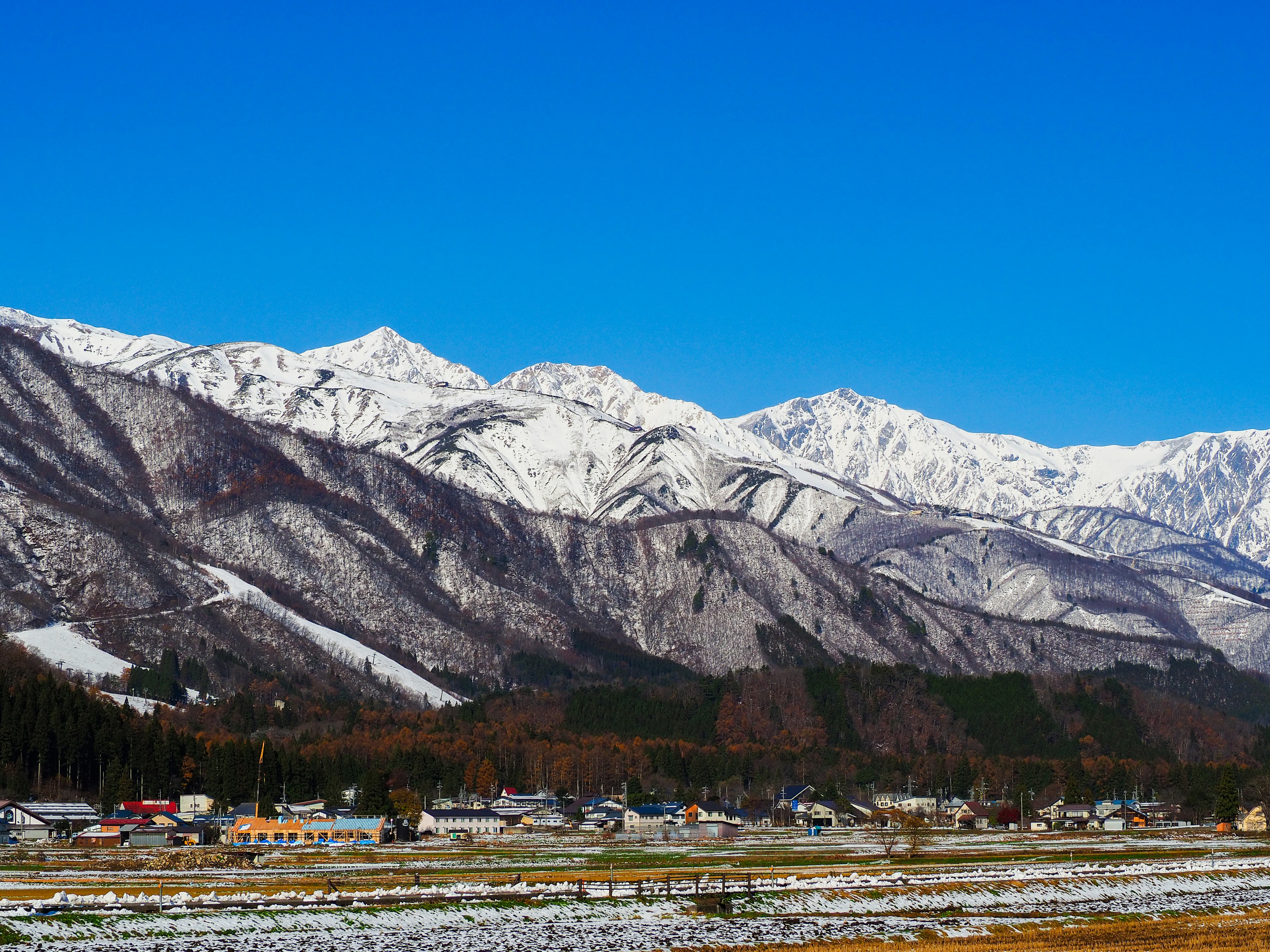 Schneebedeckte Berge unter klarem blauen Himmel