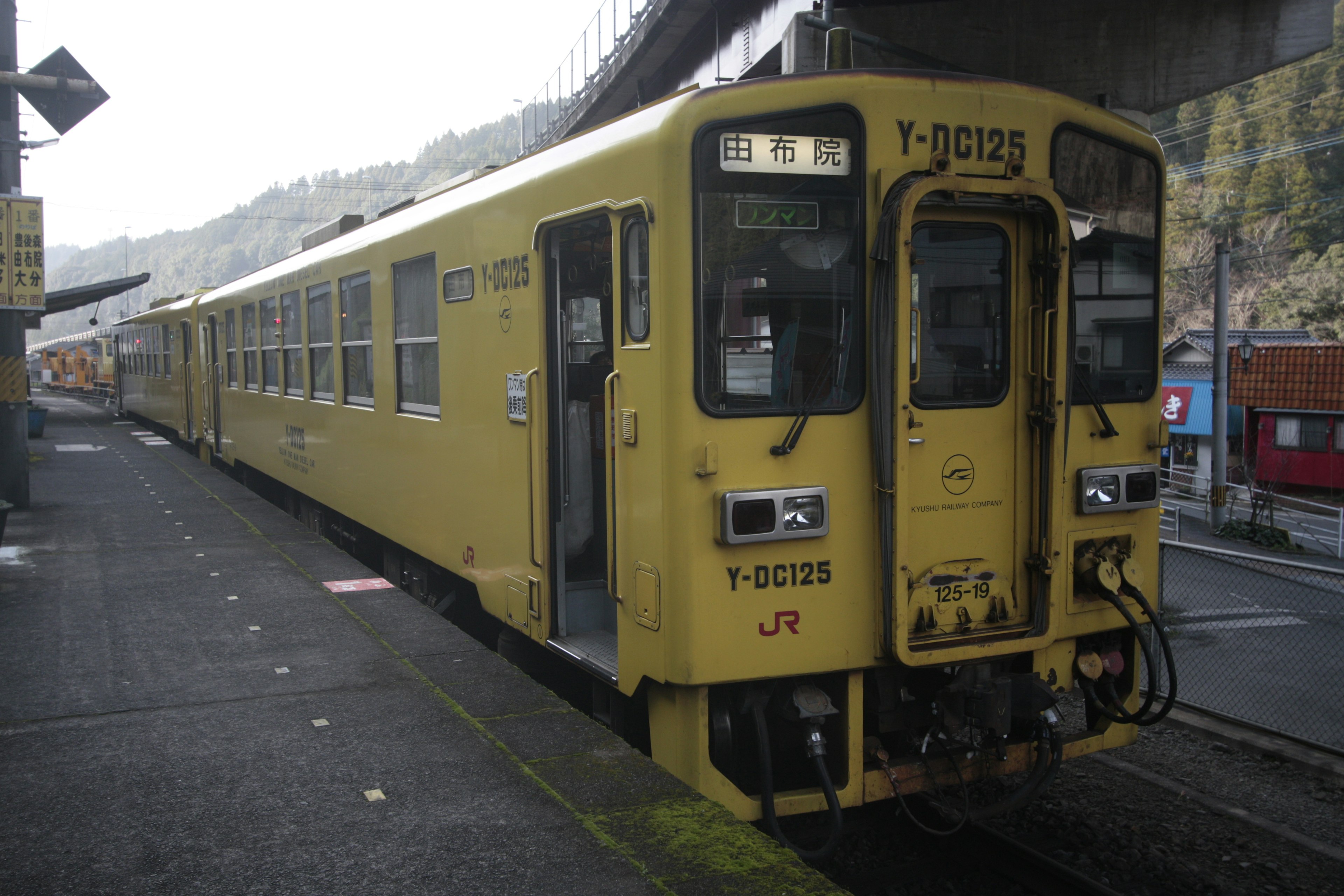 黄色い列車が駅に停車している風景