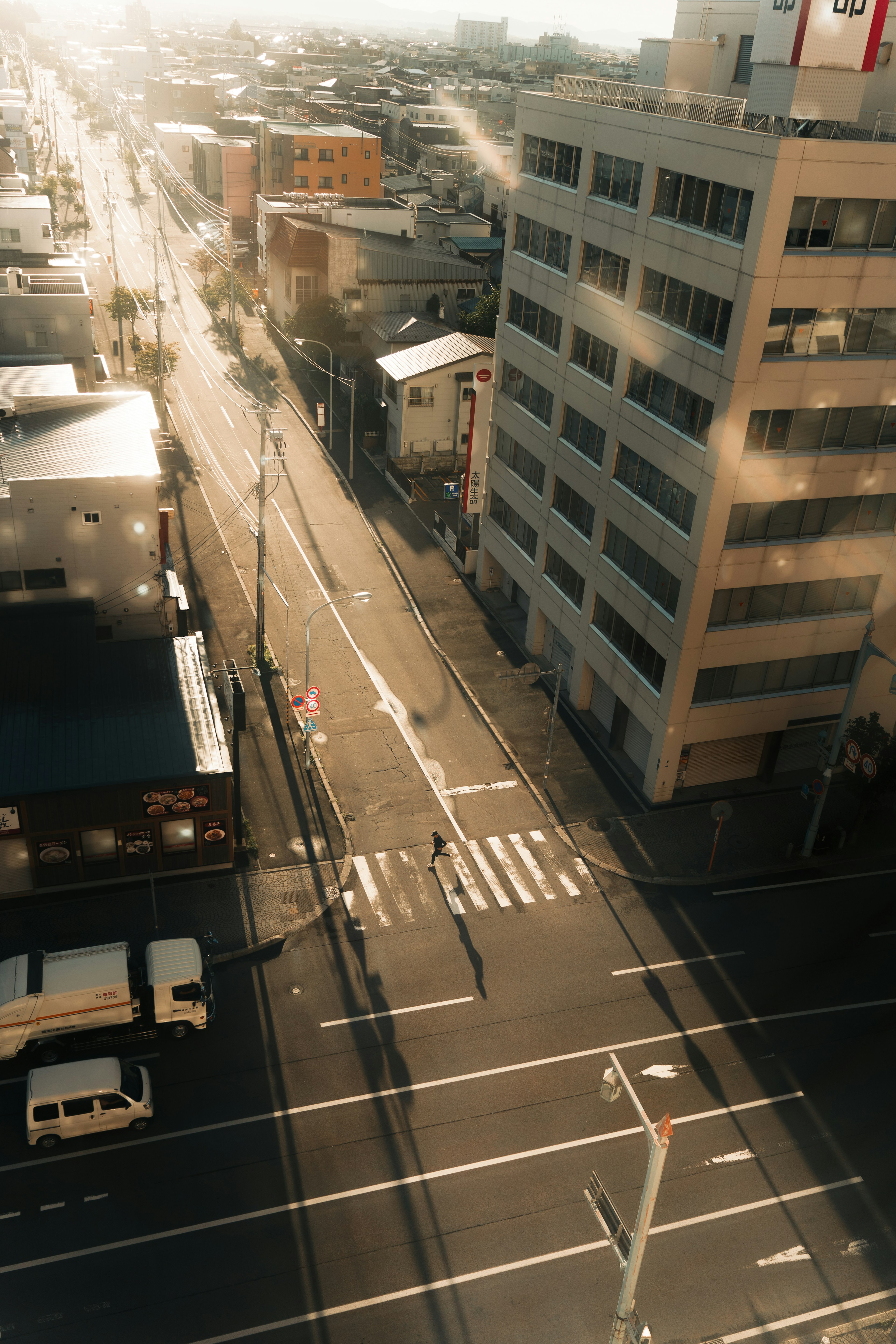 Paysage urbain avec un immeuble et un passage piéton