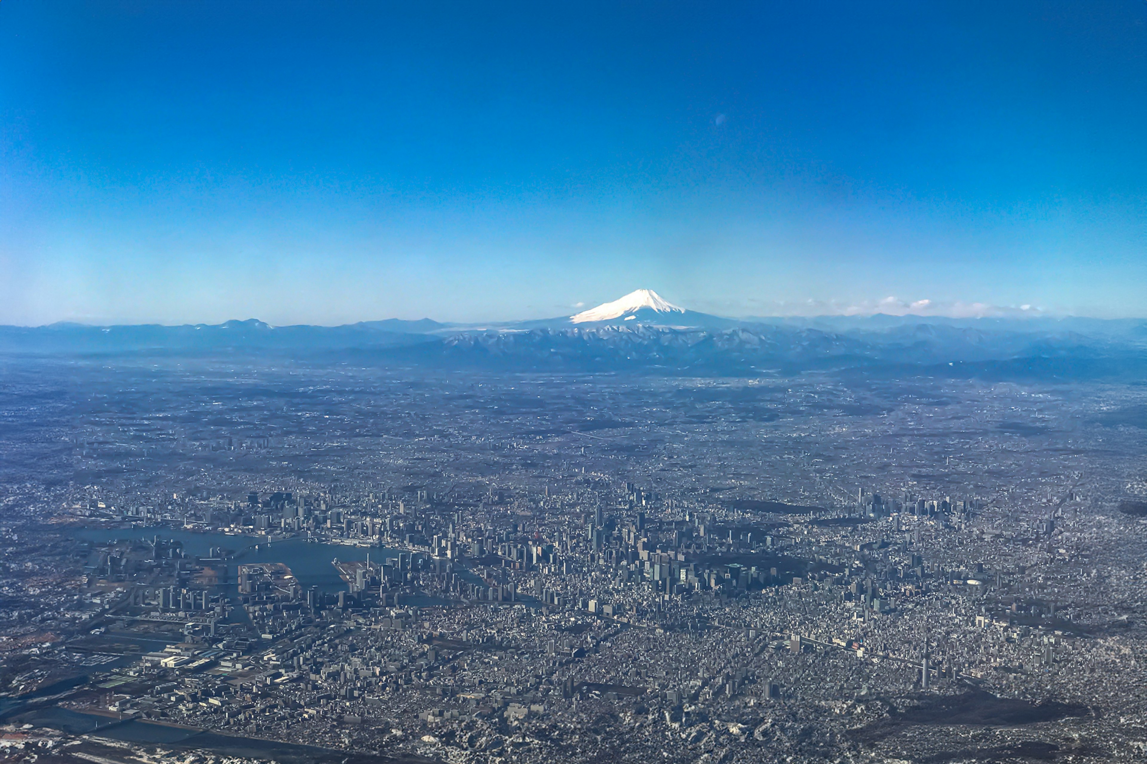 Vista aérea del monte Fuji y el paisaje urbano de Tokio