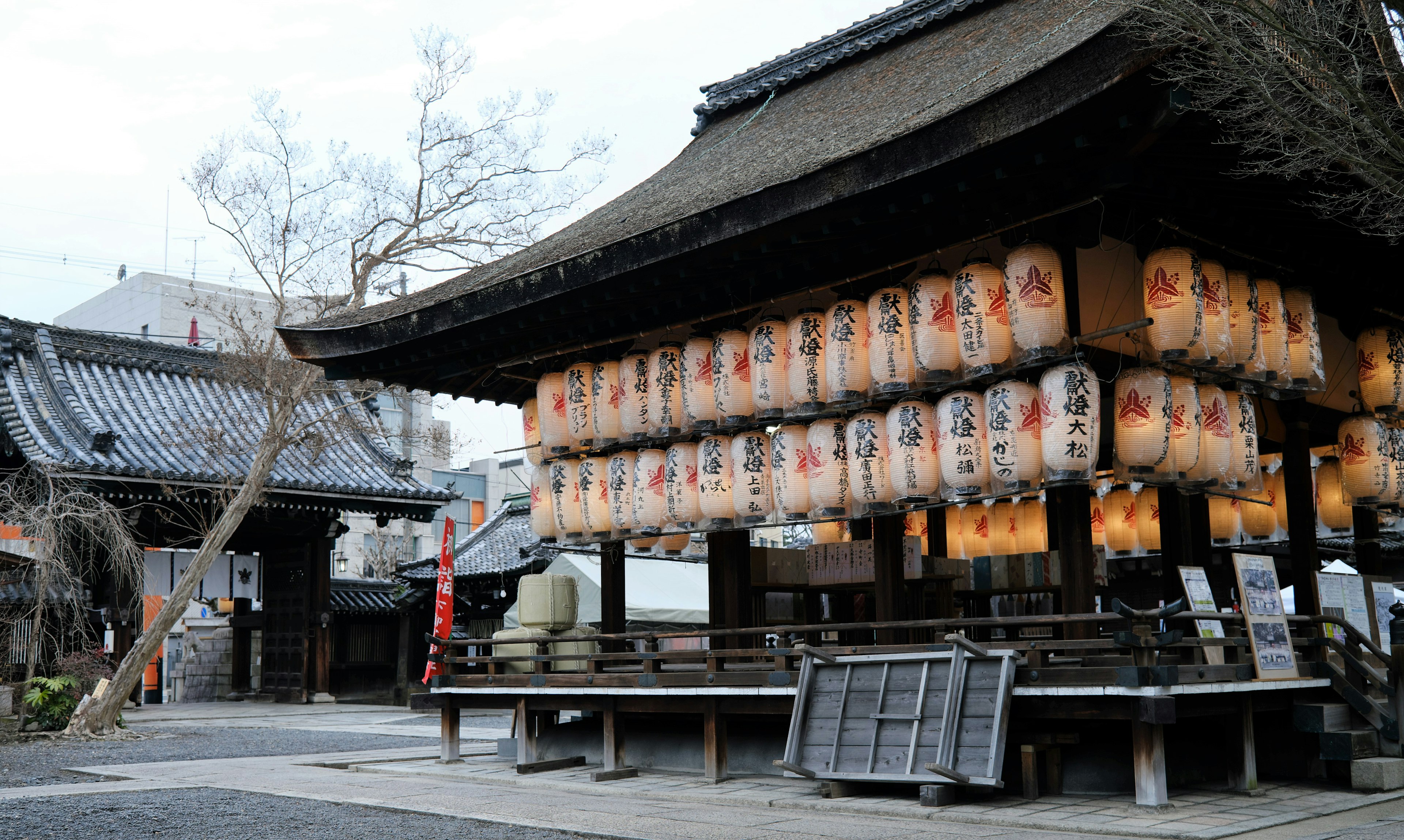 日本の伝統的な建物と提灯が並ぶ風景