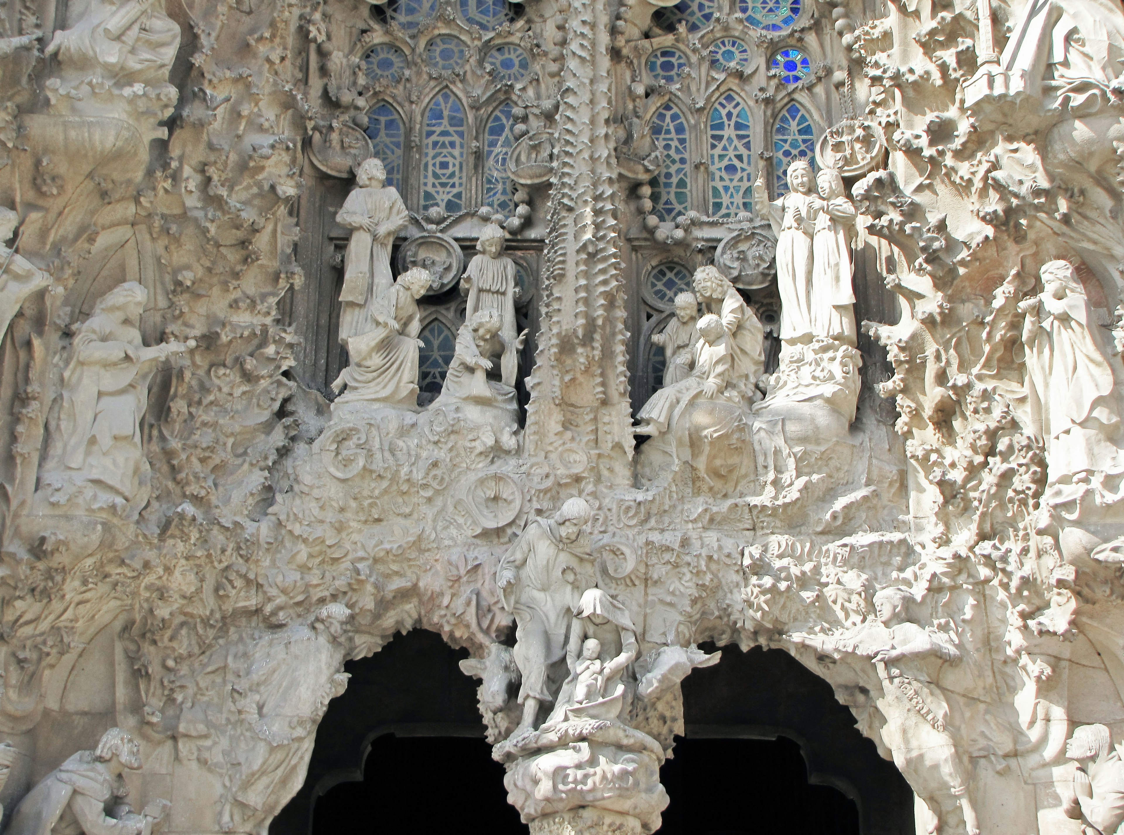 Esculturas y vitrales detallados de la Sagrada Familia