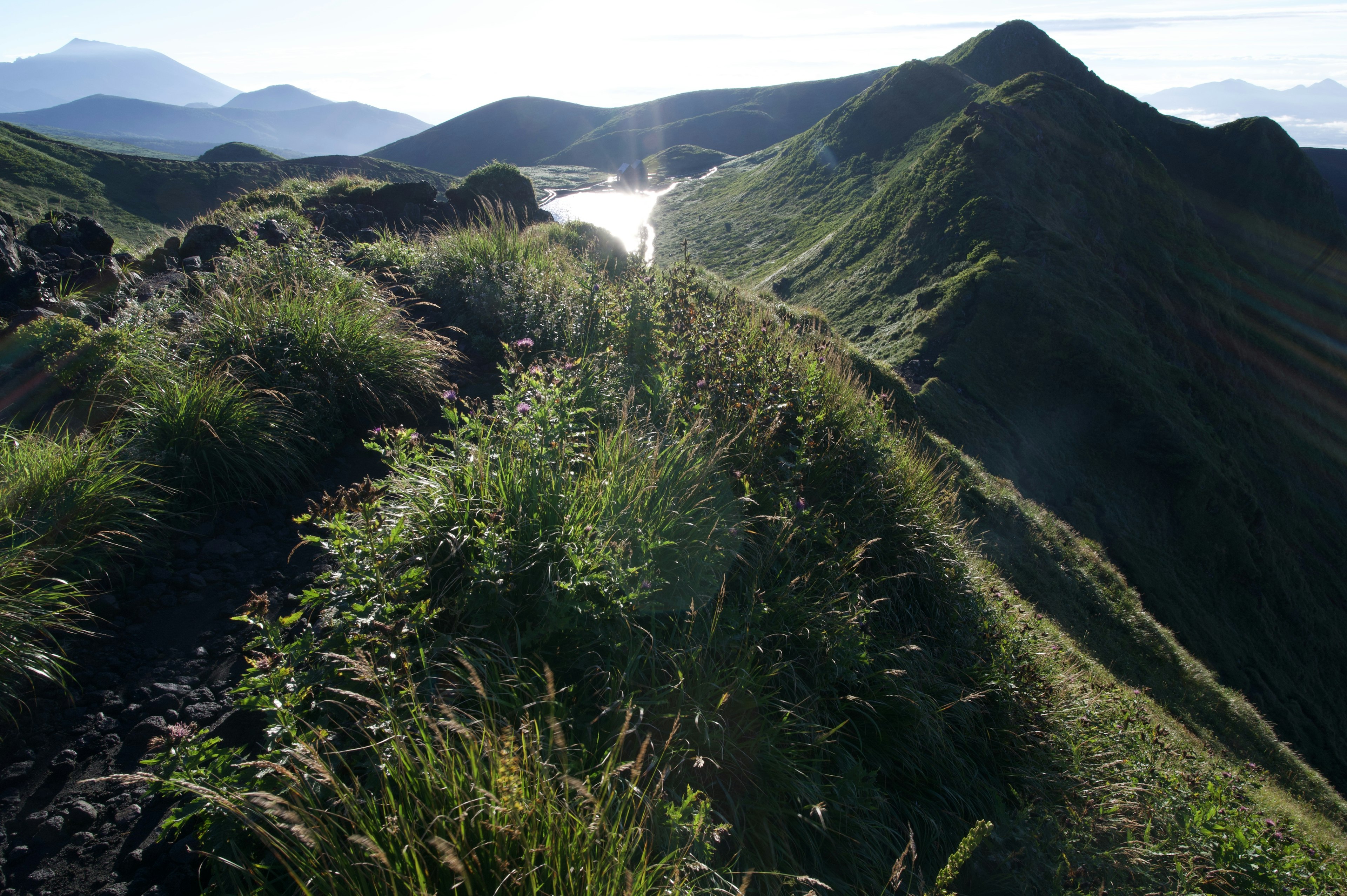 Vista escénica de crestas montañosas con hierba verde exuberante