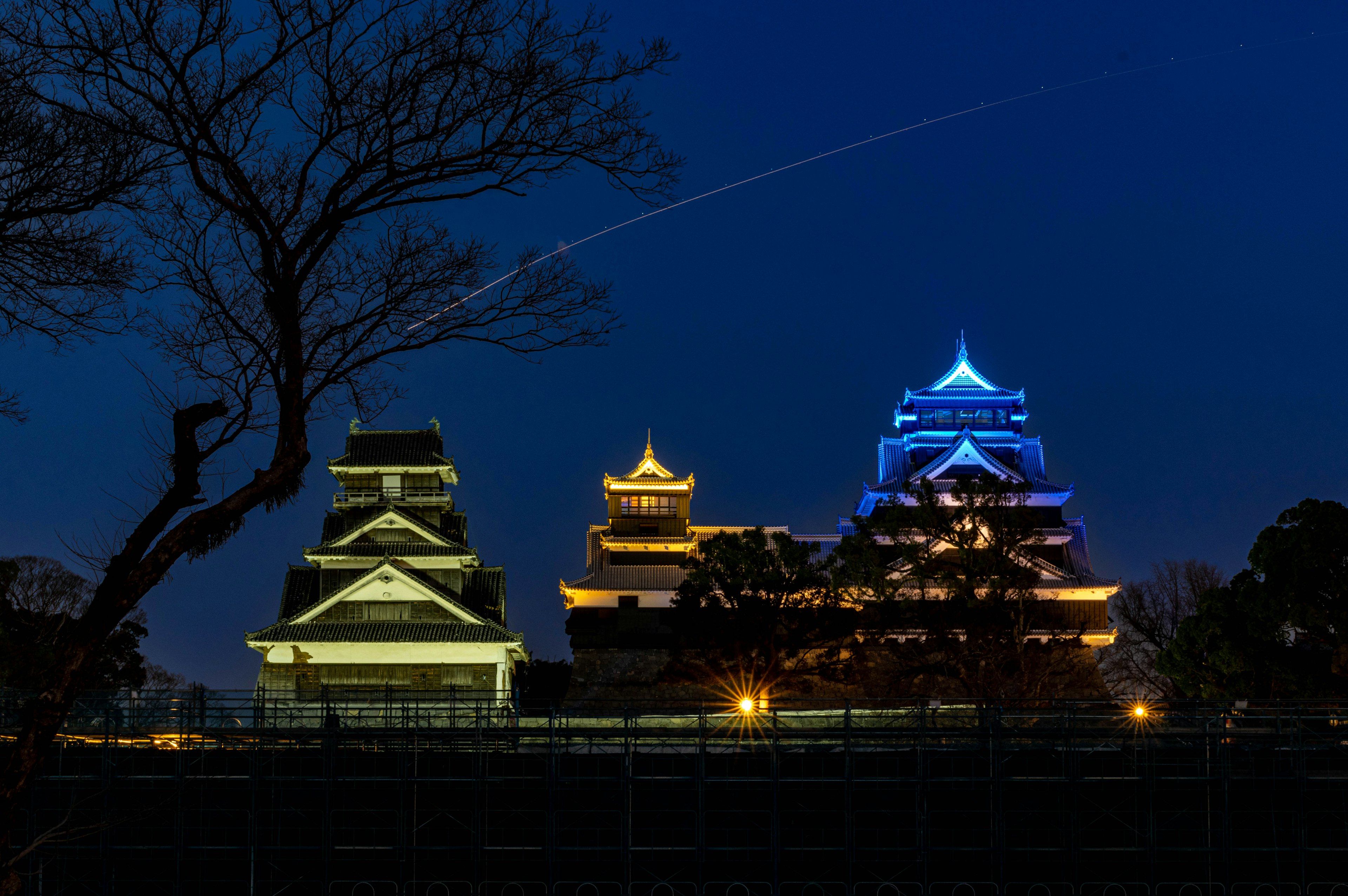 Siluetas de hermosos castillos iluminados contra el cielo nocturno