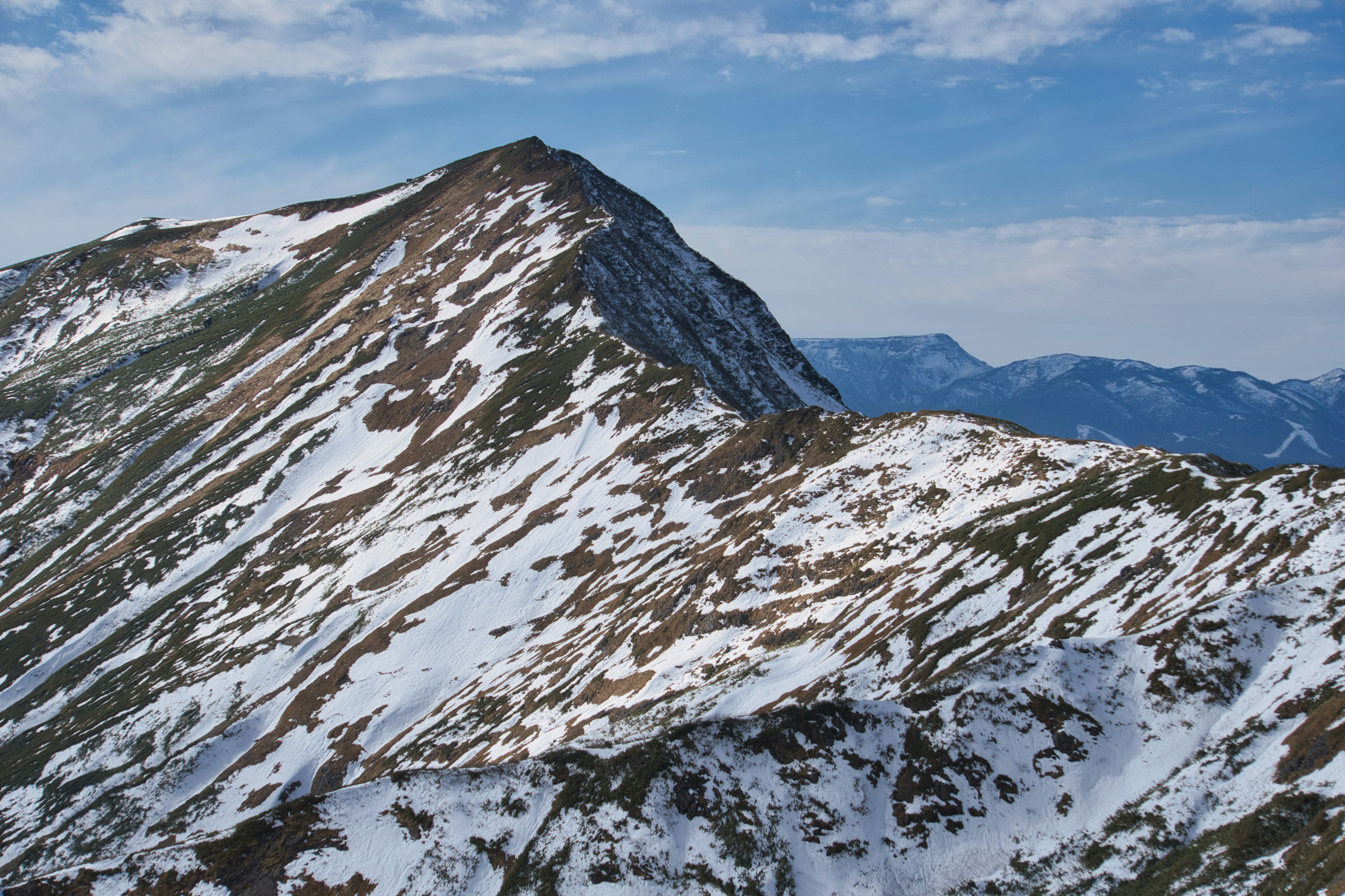 Puncak gunung bersalju dengan langit biru