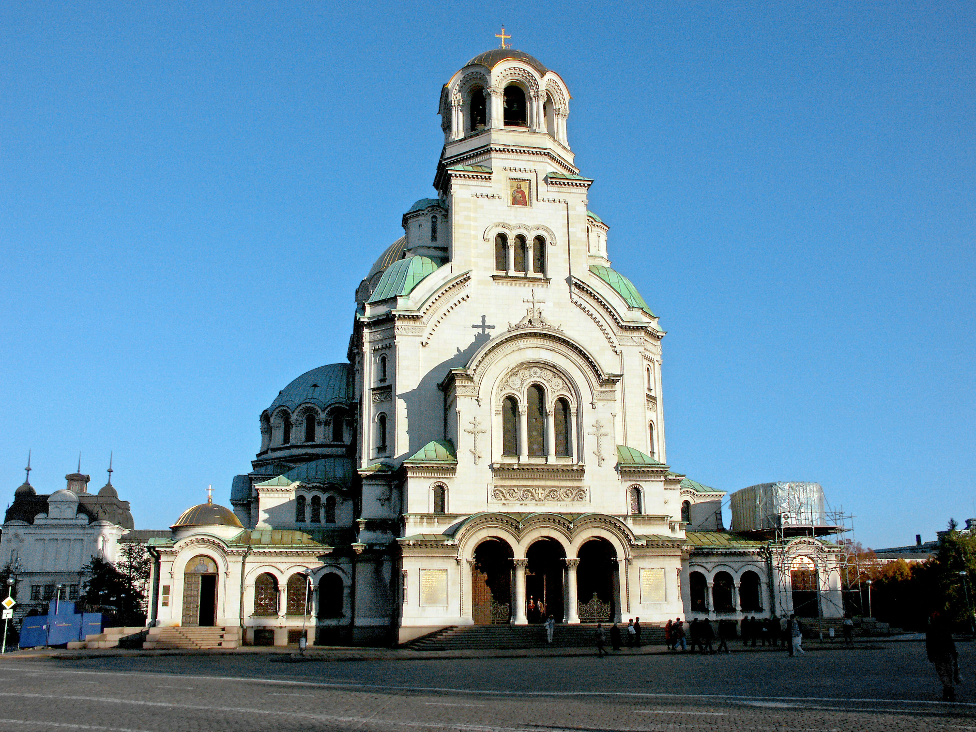 Tampilan luar Katedral Alexander Nevsky di bawah langit biru menampilkan arsitektur megah