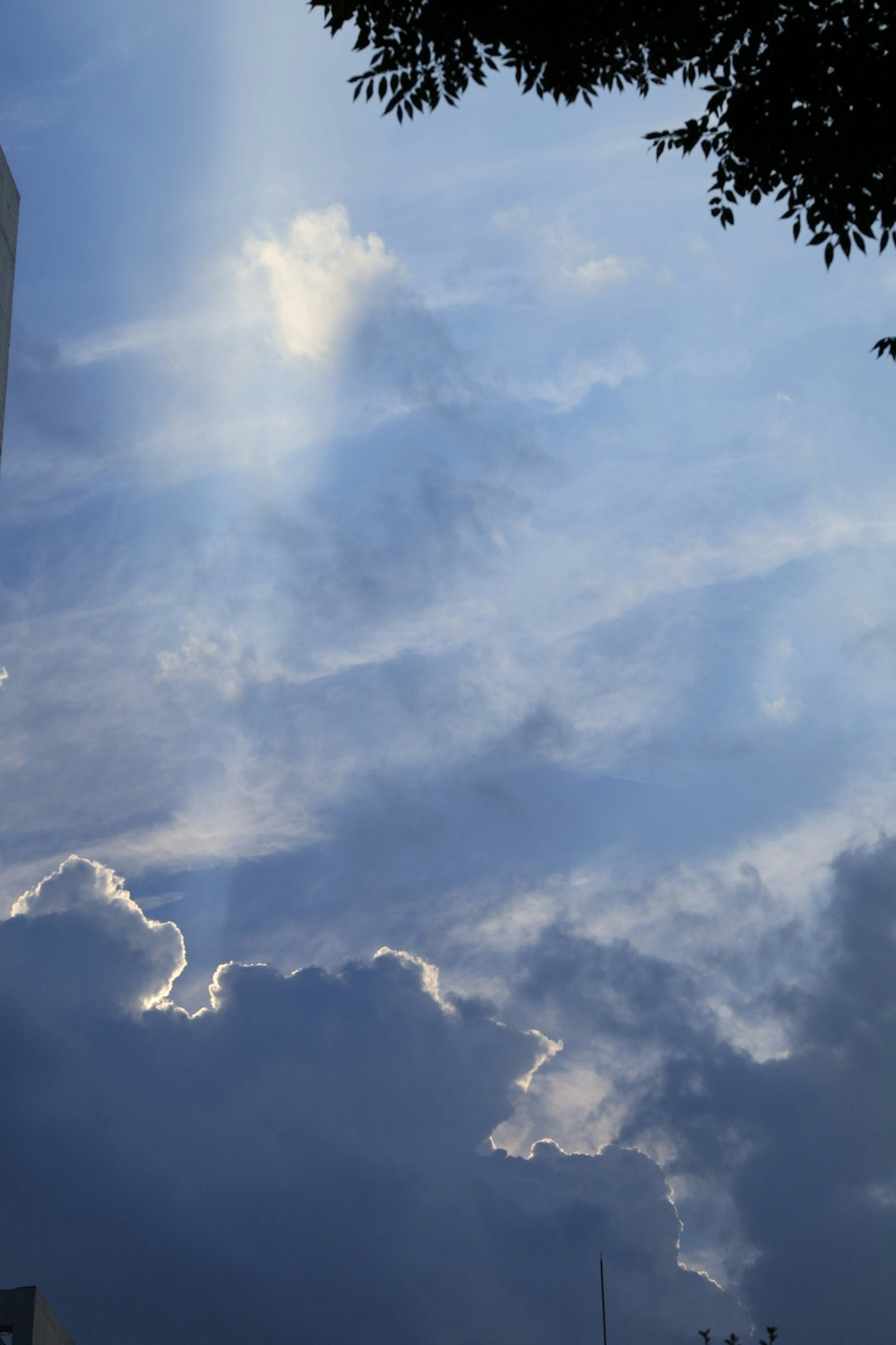 Langit dengan awan putih dan sinar cahaya yang bersinar